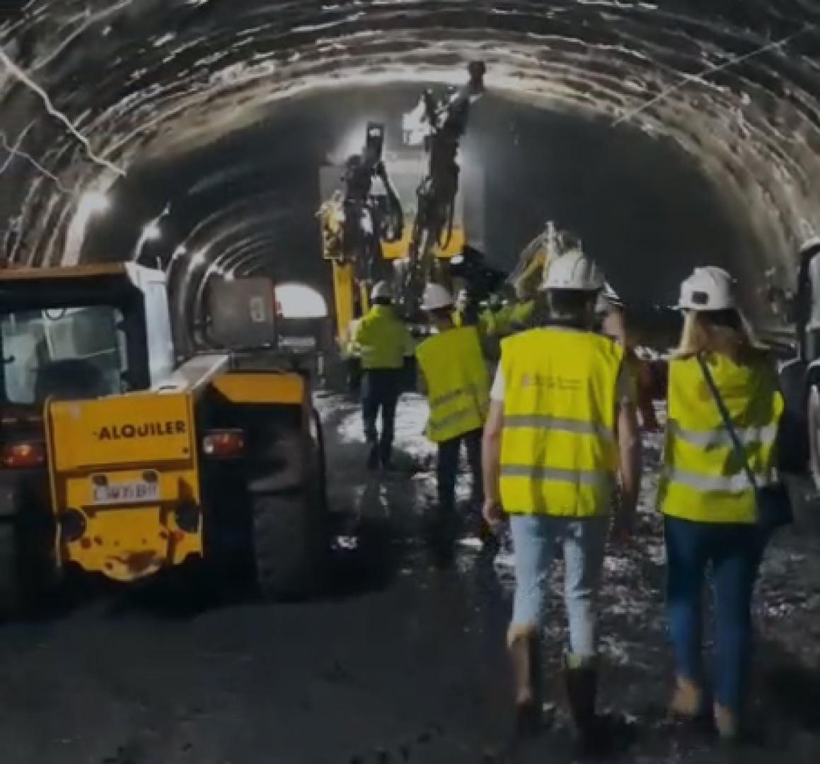 Varios operarios trabajan en el túnel de Belate, que en pocos días unirá sus dos bocas