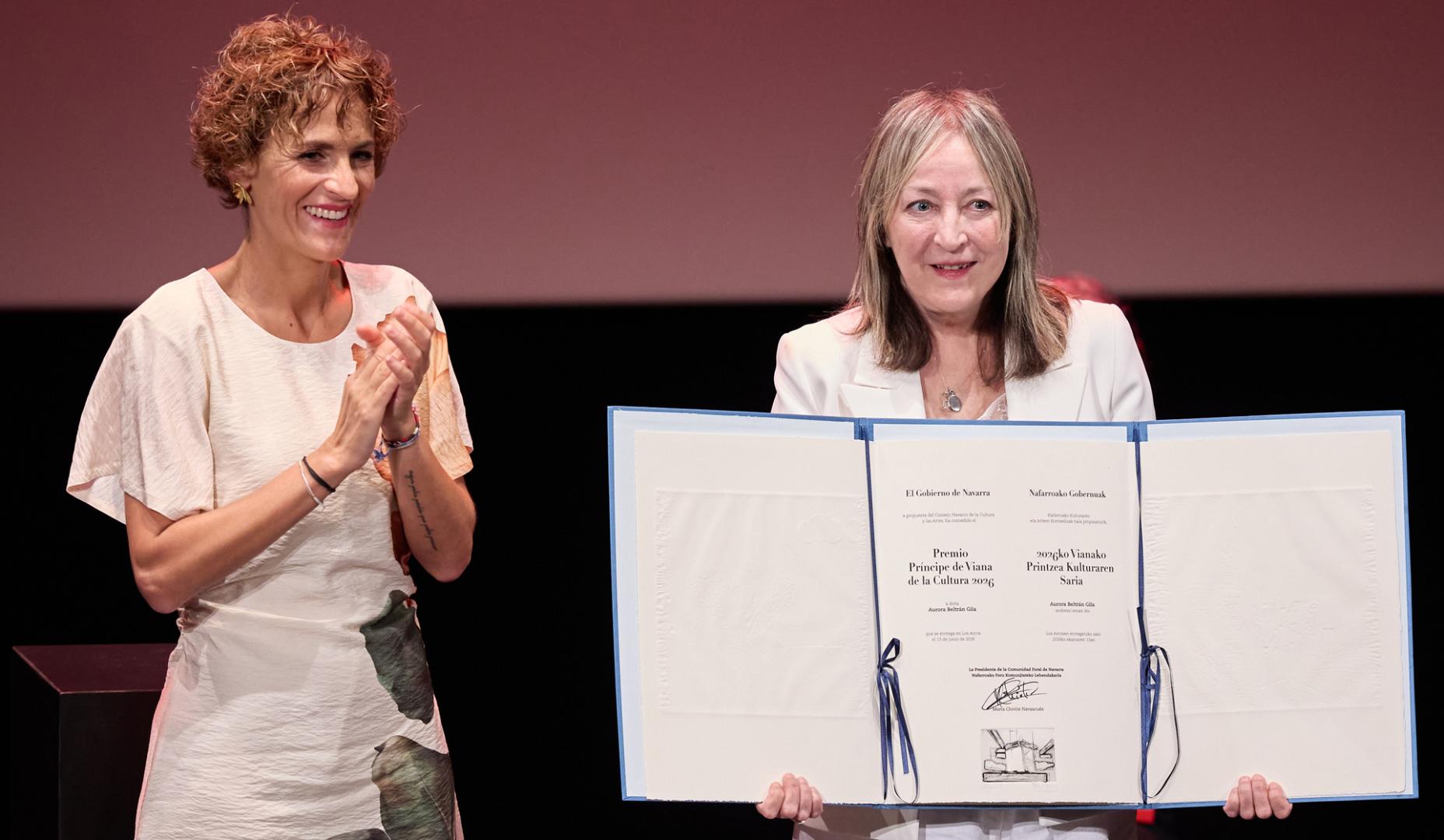 La Presidenta Chivite entrega el premio a Aurora Beltrán