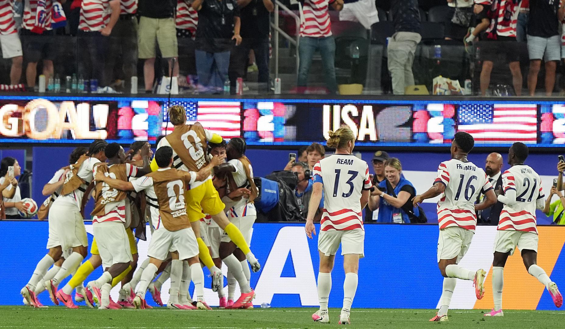 Jugadores de Estados Unidos celebran un gol de Folarin Balogun