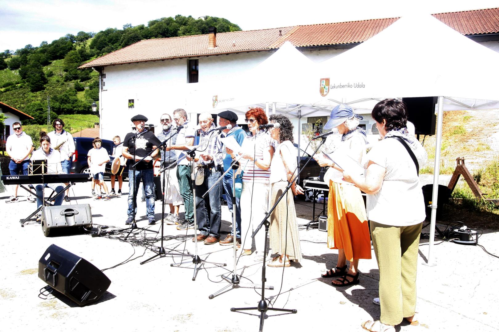 Uno de los grupos partícipes en el día del vale de Larraun.