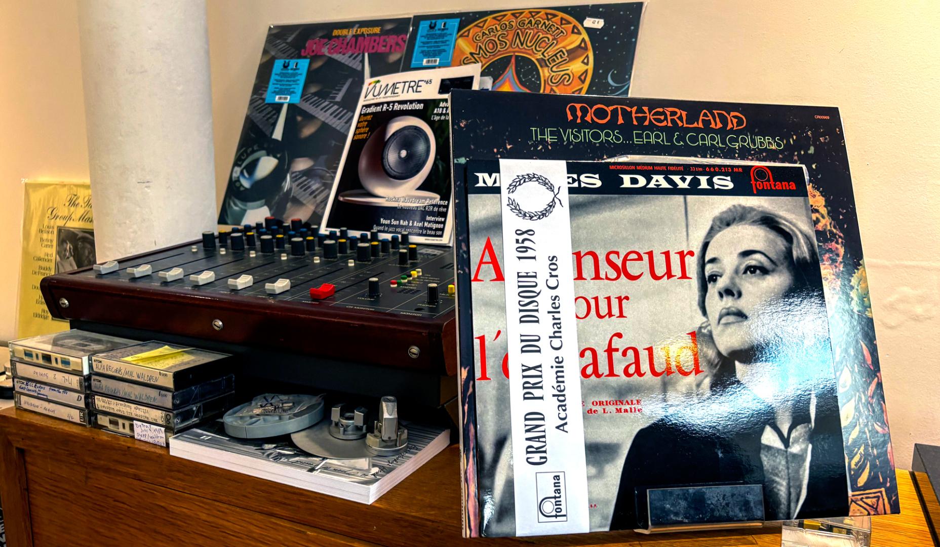El referido vinilo sobre un expositor de vinilos poco frecuentes y recién llegados a la tienda 'Sam Records', en París