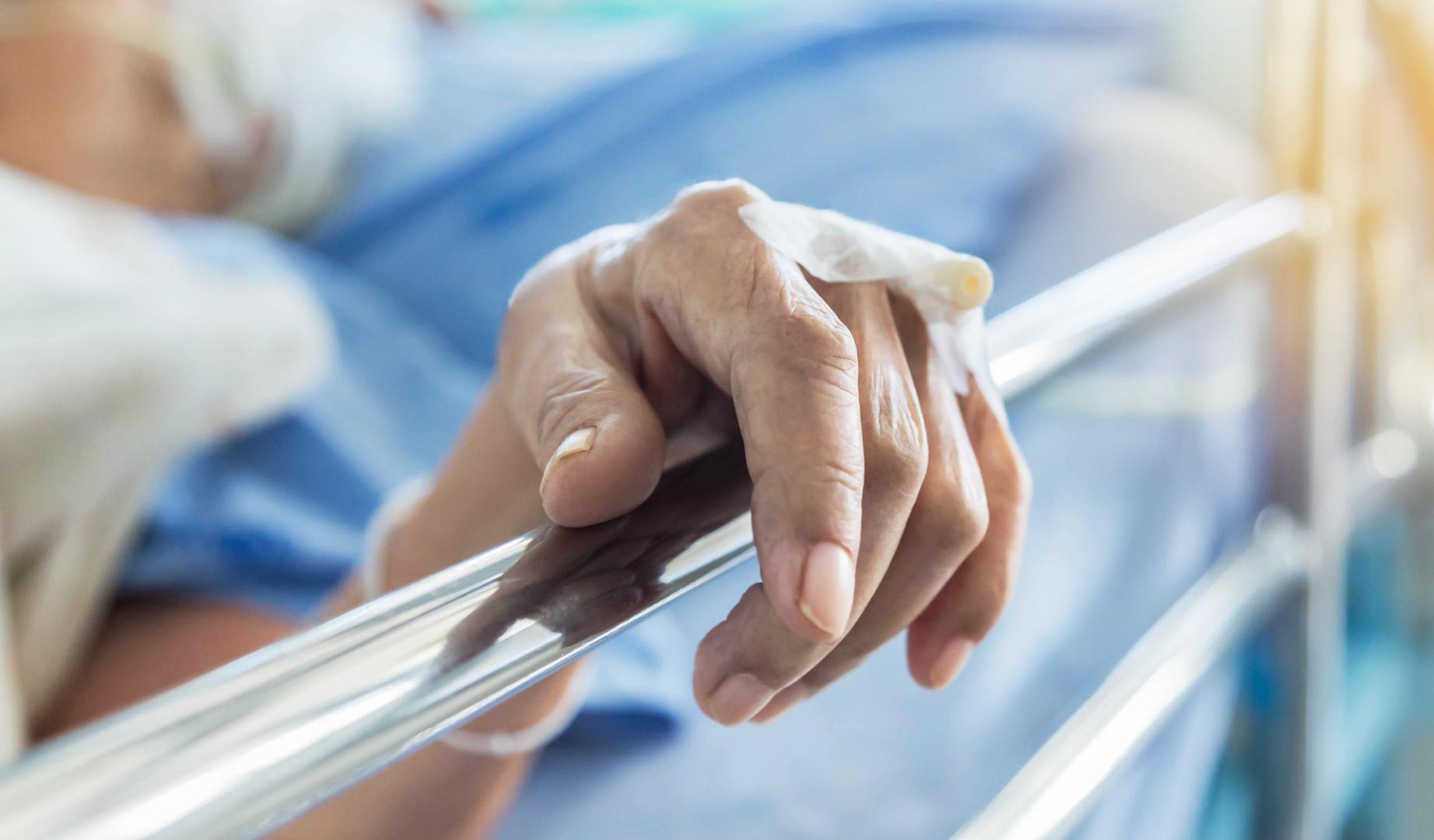 Una persona mayor hospitalizada