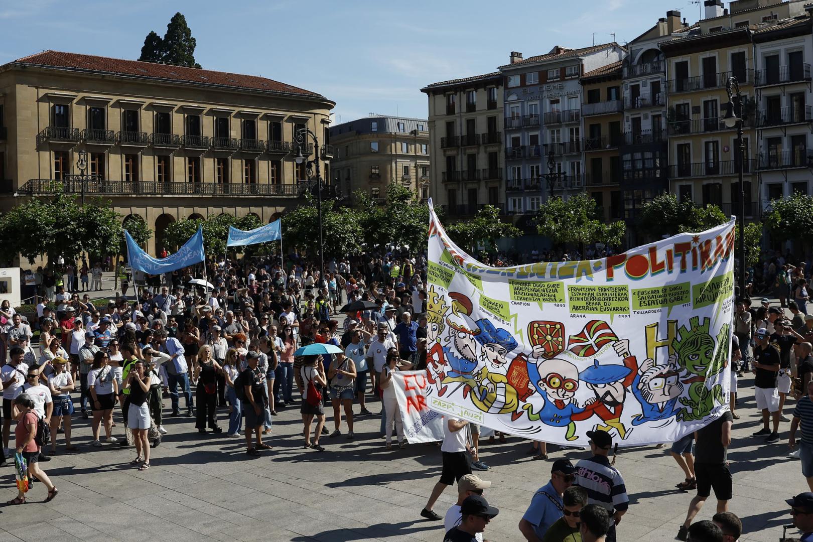 Tres columnas de personas reivindican en Pamplona el derecho a vivir en euskera
