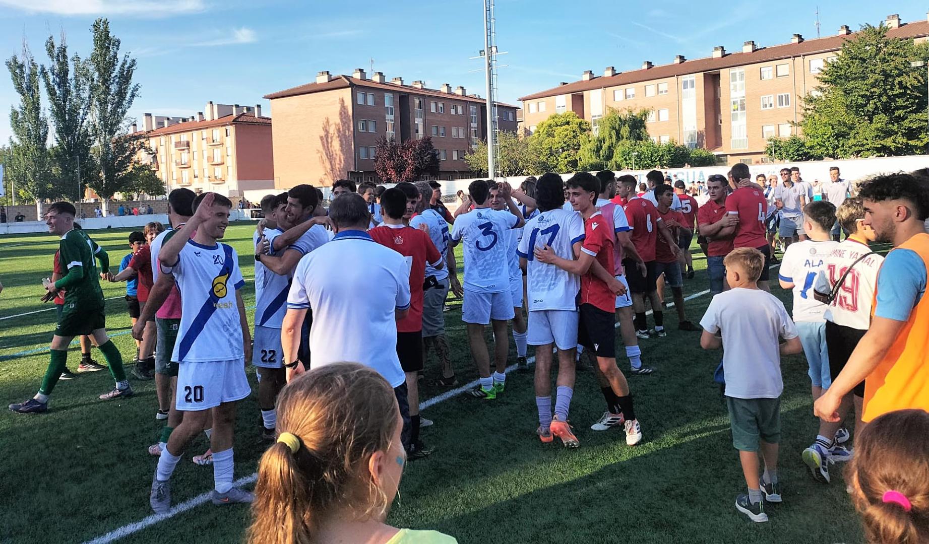 Los jugadores del Cantolagua celebran el ascenso a Tercera División tras vencer al Baztan 4-3 en la vuelta del playoff por el ascenso, haciendo bueno el 1-1 de la ida