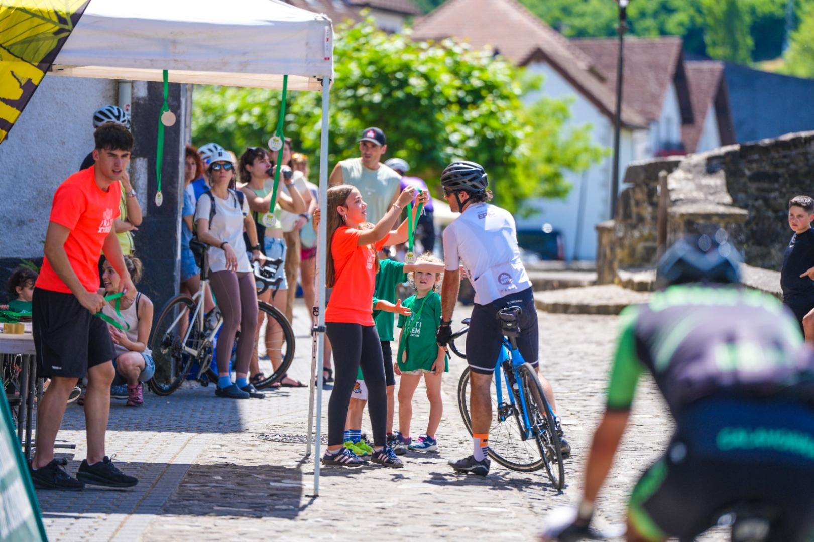 Todos los cicloturistas que terminaron recibieron su medalla de Finisher.