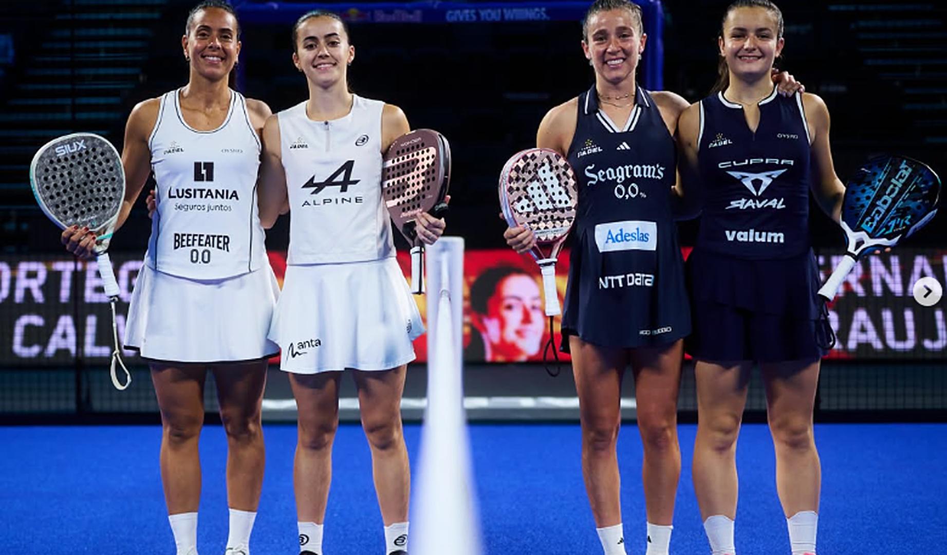 De izda. a dcha., Sofía Araujo, Claudia Fernández, Marta Ortega y Martina Calvo antes del inicio de la semifinal del P1 de Valencia