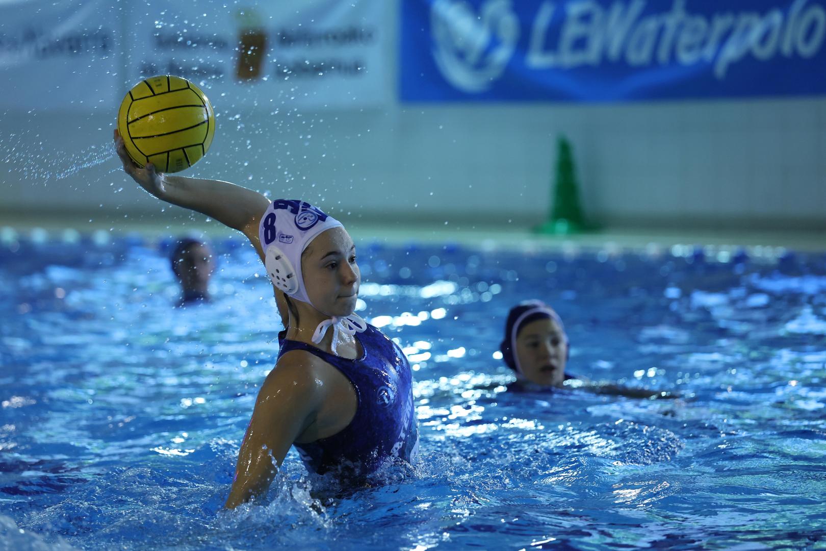Maite Aramendia ejecuta un disparo en el partido contra el Horta.
