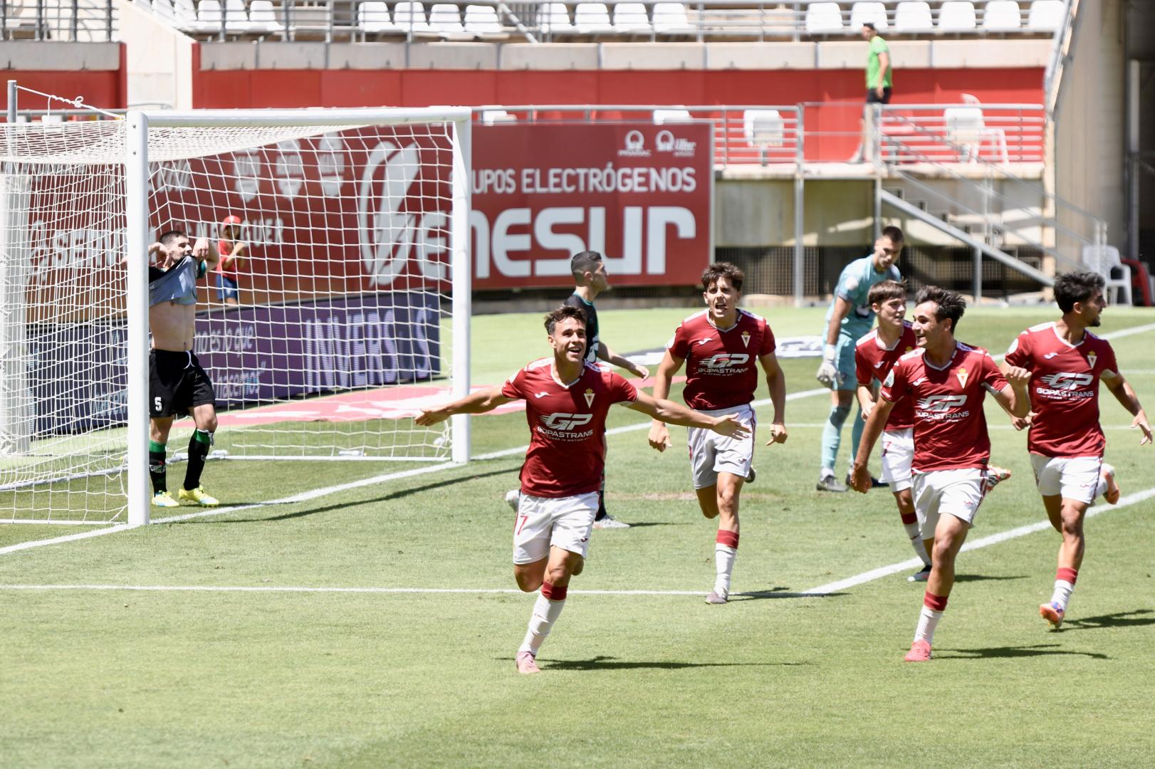 Alejandro Meca, extremo del Murcia Imperial, celebra el gol de la victoria en el minuto 92 con sus compañeros ante el desconsuelo de los jugadores del Pamplona