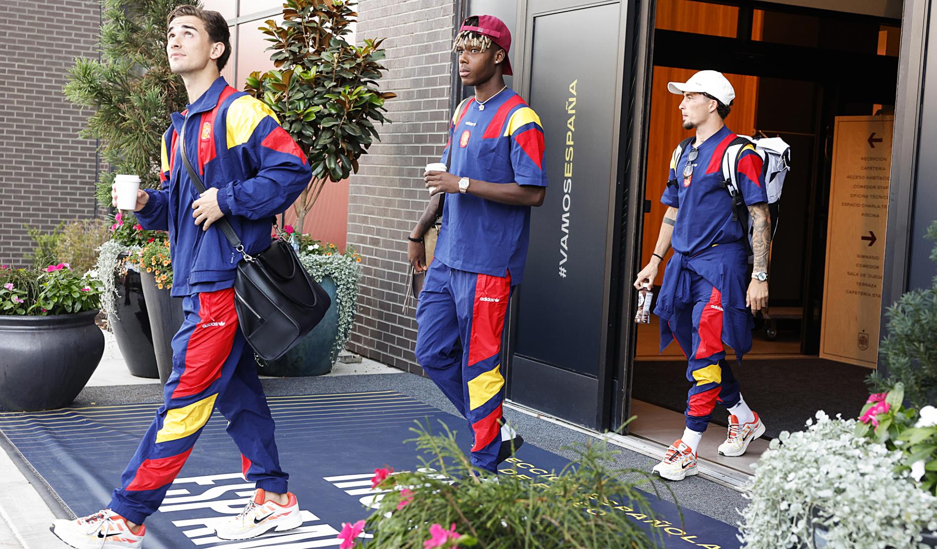 Gavi, Nico WIlliams y Yeremy Pino abandonan el hotel de concentración de España rumbo a un entrenamiento