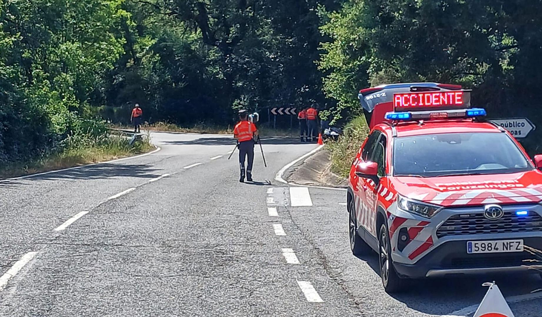 Dispositivo de la Policía Foral tras la colisión del automóvil y la motocicleta en Zudaire