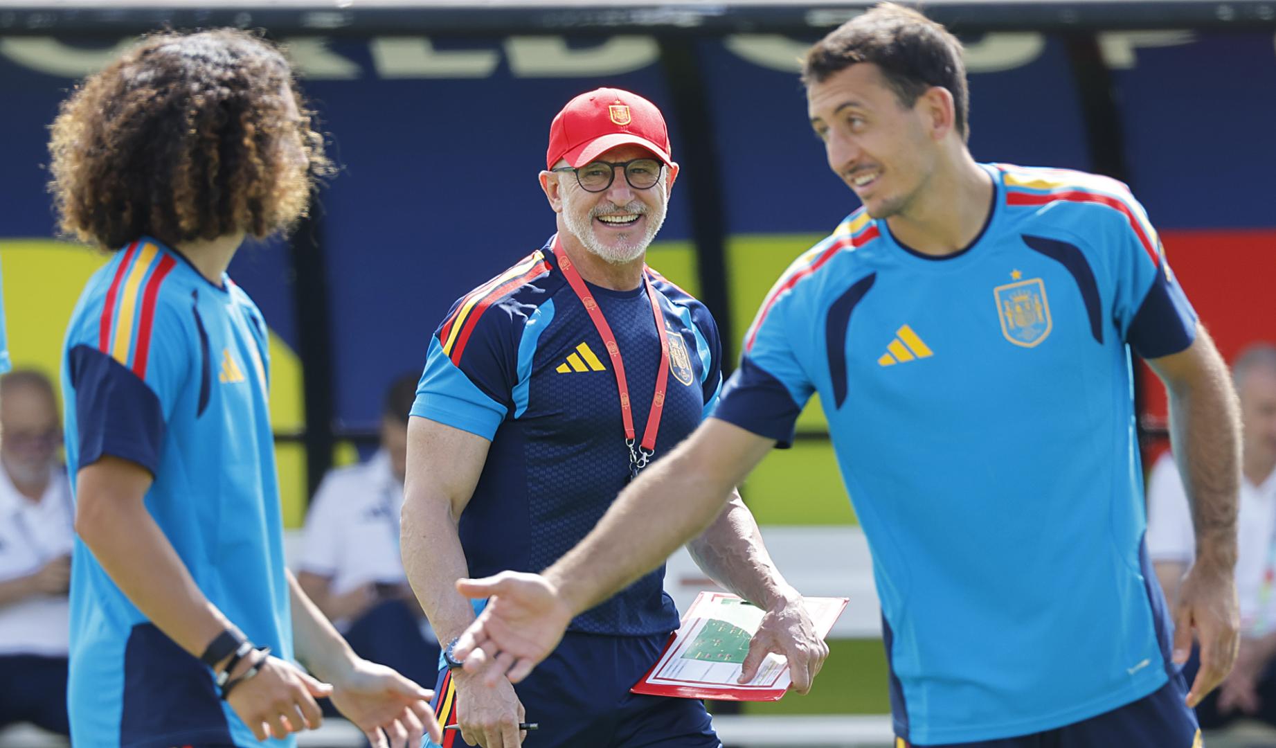 El seleccionador de España Luis de la Fuente (c) observa divertido la broma entre Cucurella y Oyarzabal