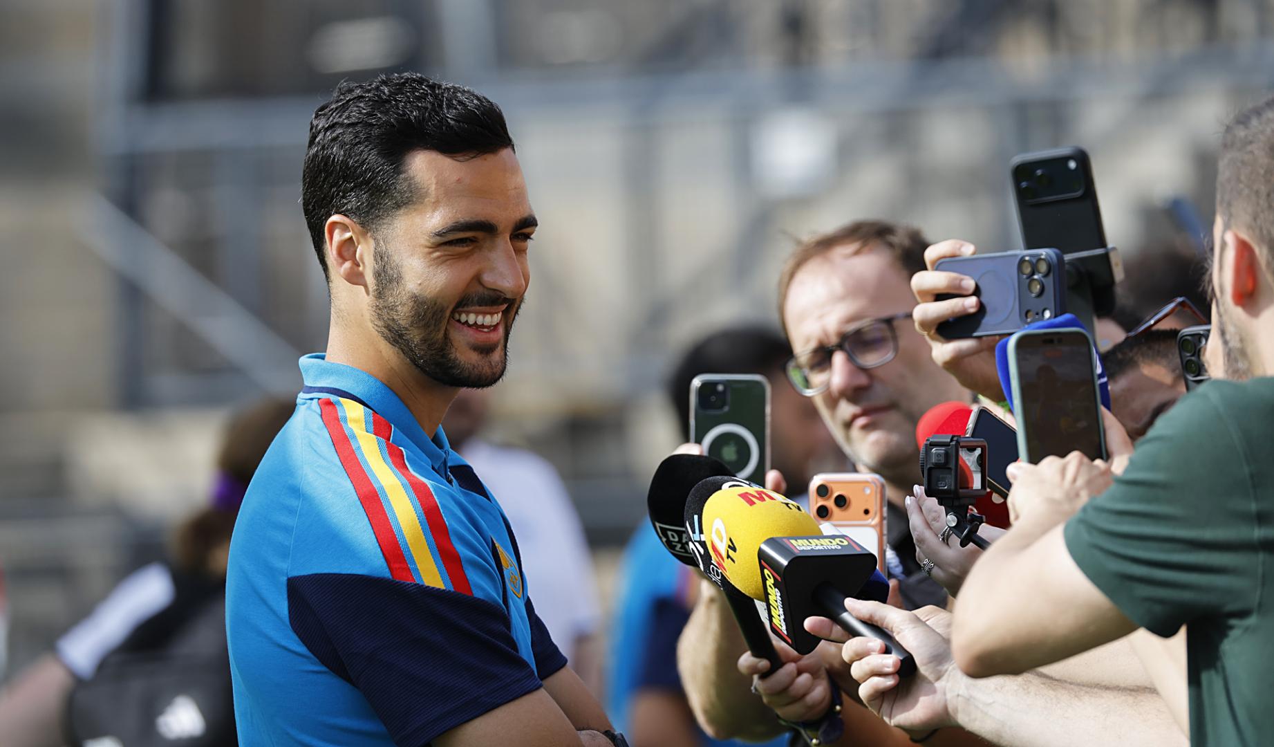 El navarro Mikel Merino habla con los medios tras el entrenamiento de este domingo, 14 de junio