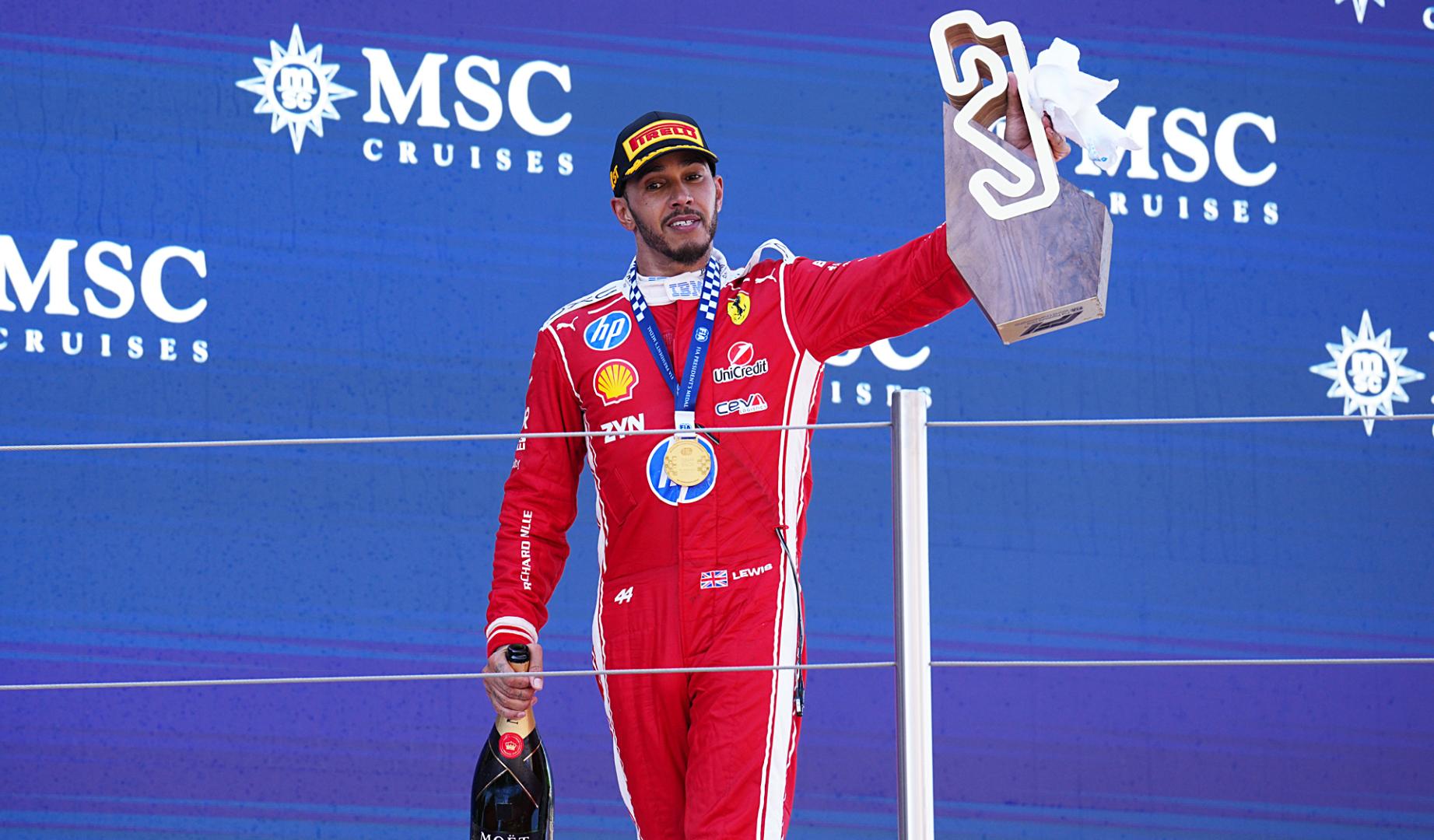 El piloto inglés del equipo Ferrari Lewis Hamilton, celebra en el podio su victoria tras imponerse en el Gran Premio de Barcelona-Cataluña de Fórmula 1