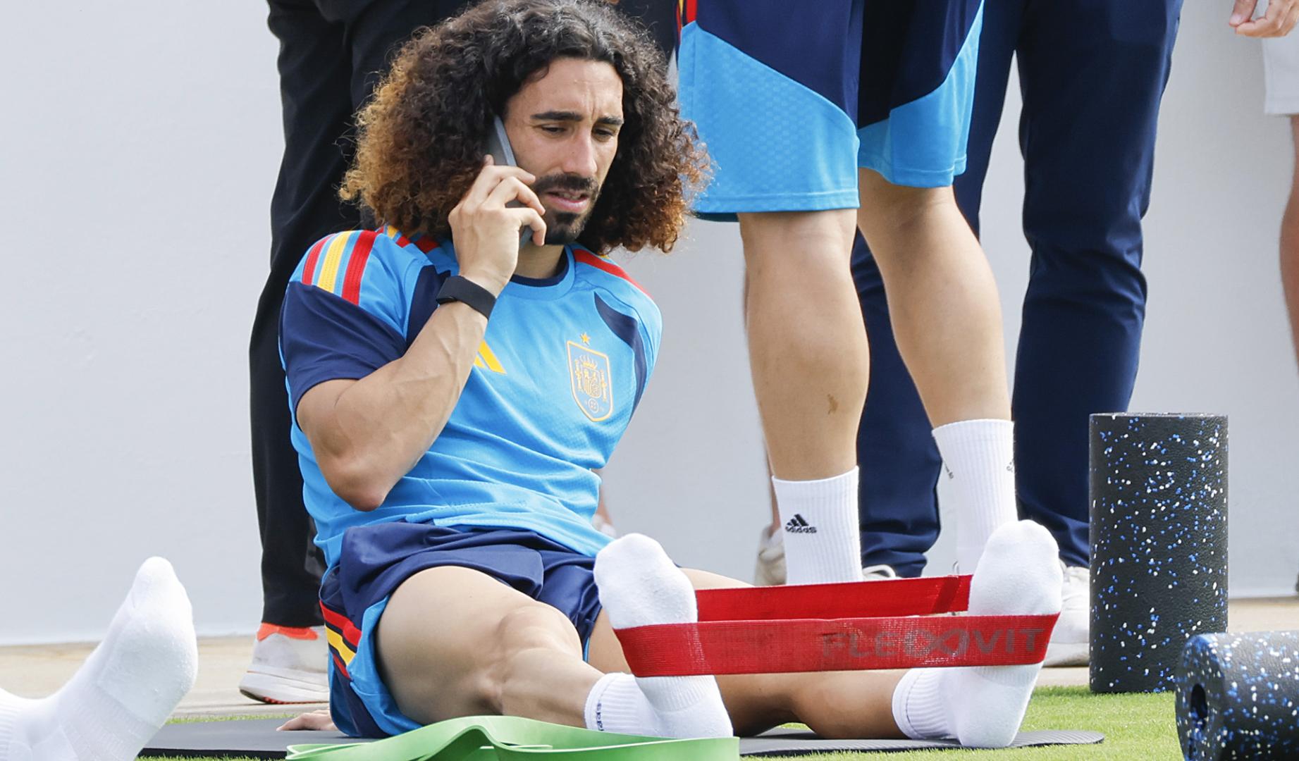 Marc Cucurella habla por teléfono durante el entrenamiento de este domingo 14 de junio en Atlanta