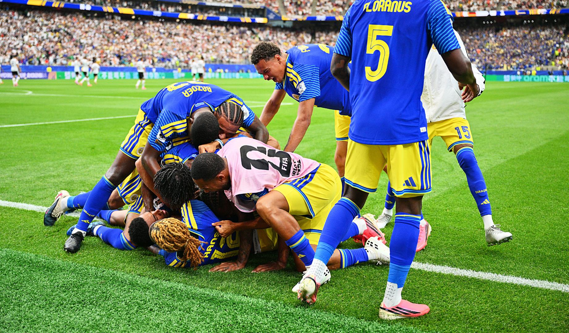 Los jugadores de Curazao celebran el empate logrado por Livano Comenencia en su debut mundialista contra Alemania
