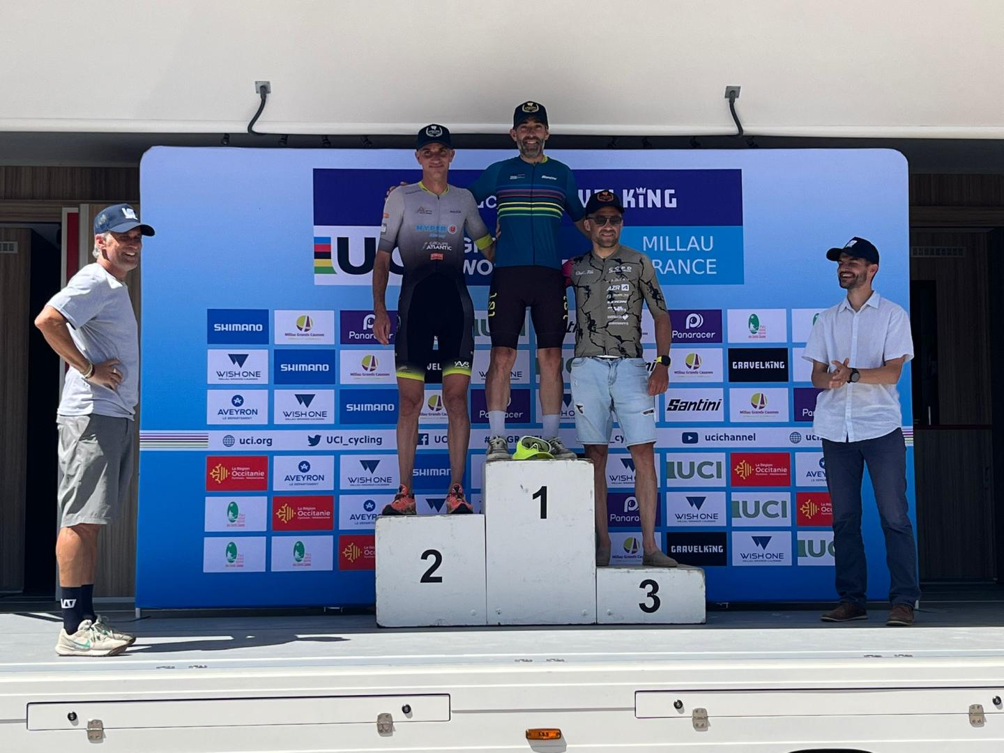 Patxi Cía, en el centro y con maillot azul, en el podio de la Copa del Mundo.
