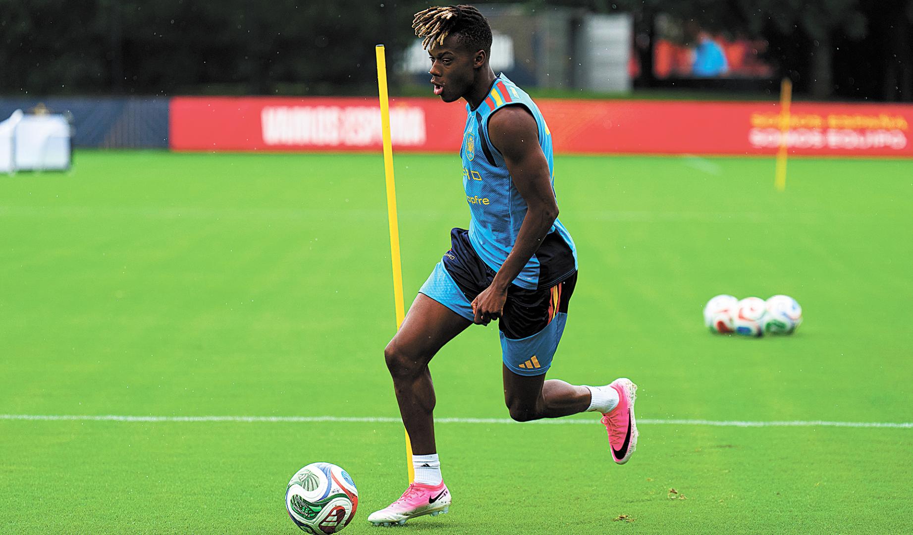 El navarro Nico Williams se ejercita en la antesala de la Copa del Mundo***(Crédito obligatorio)***ESTRICTAMENTE, SOLO USO EDITORIAL.(Cualquier uso no editorial requiere el permiso de RFEF)RESTRICTED TO EDITORIAL USE.(Any non editorial use requires permission of RFEF)