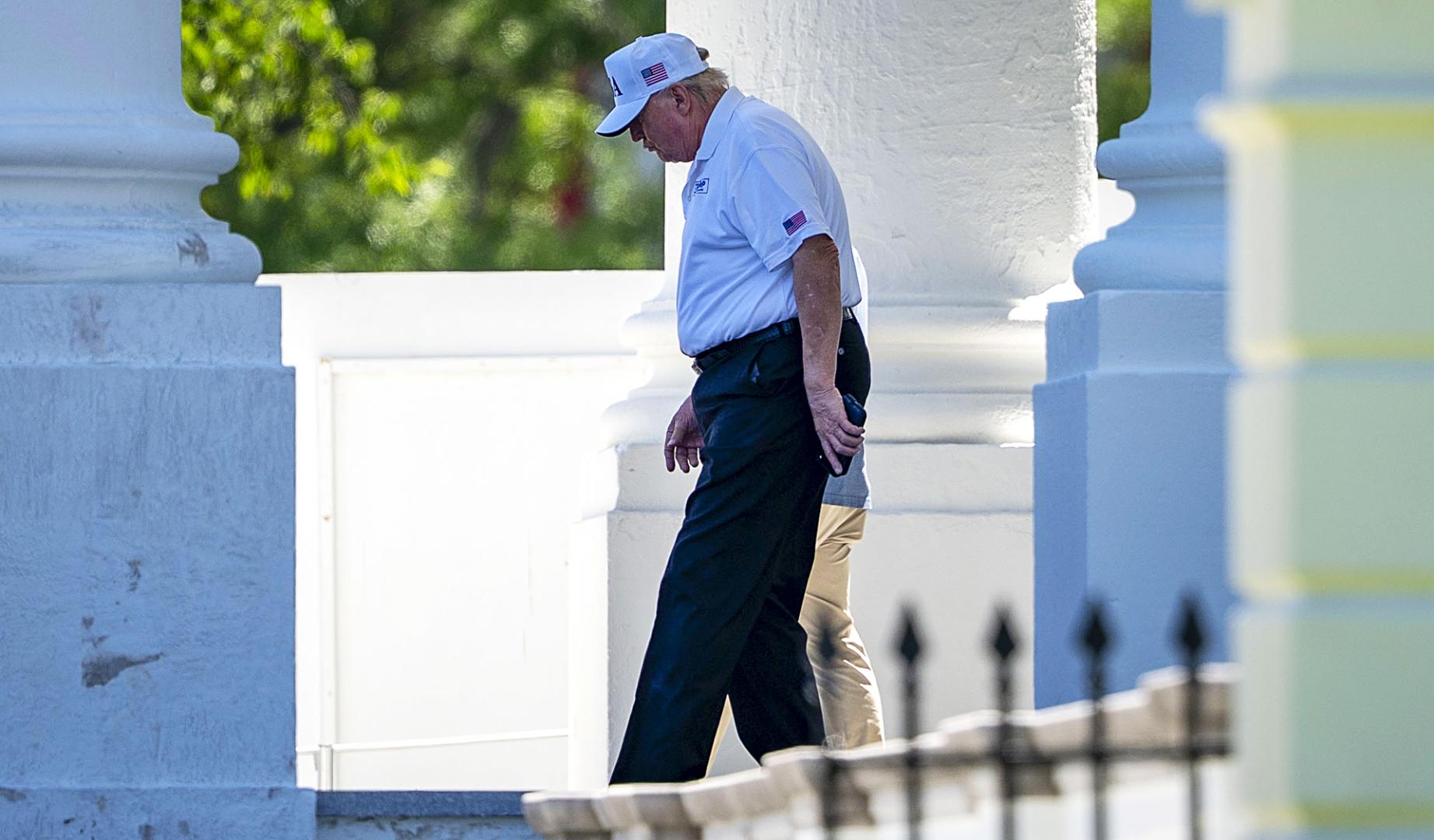 El presidente norteamericano Donald Trump desciende unas escaleras en la Casa Blanca