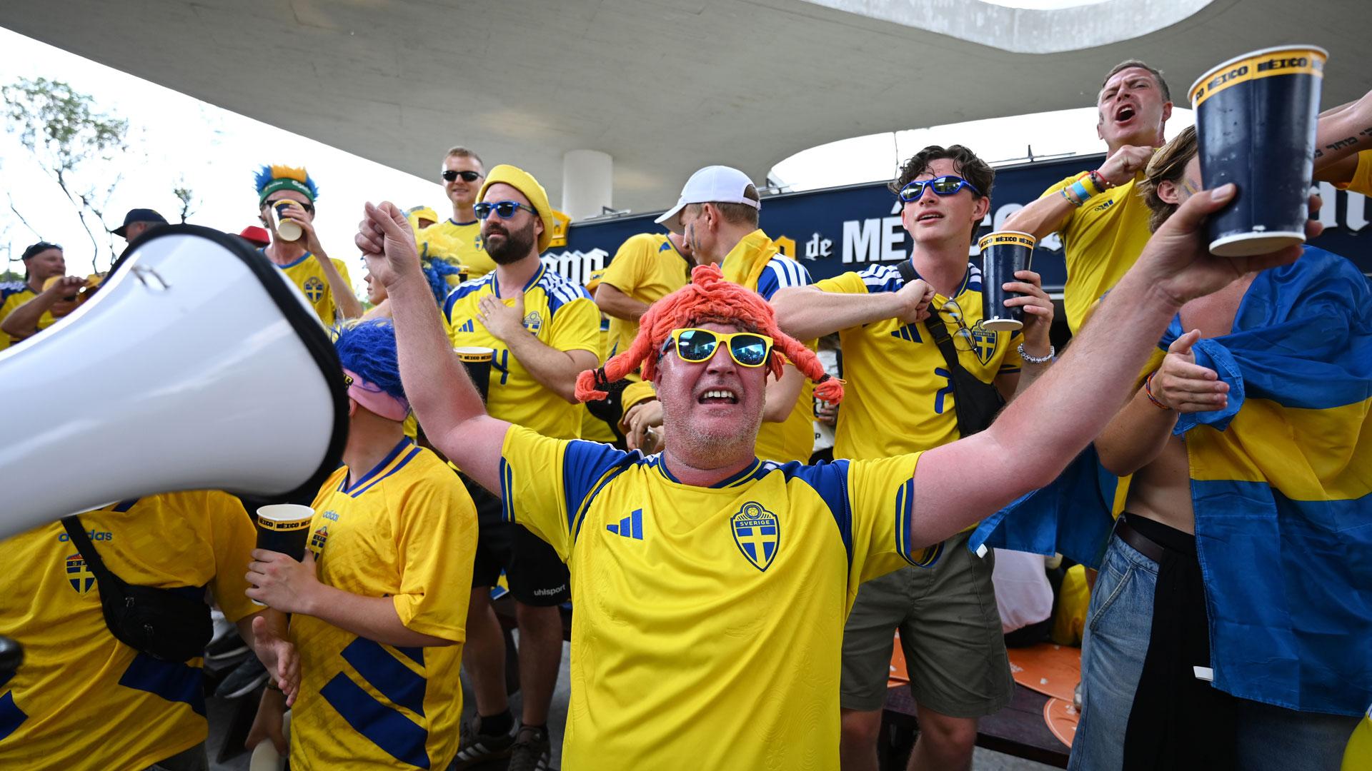Aficionados suecos animan este domingo durante el partido del Mundial de la FIFA 2026 que enfrentó a Suecia y Túnez