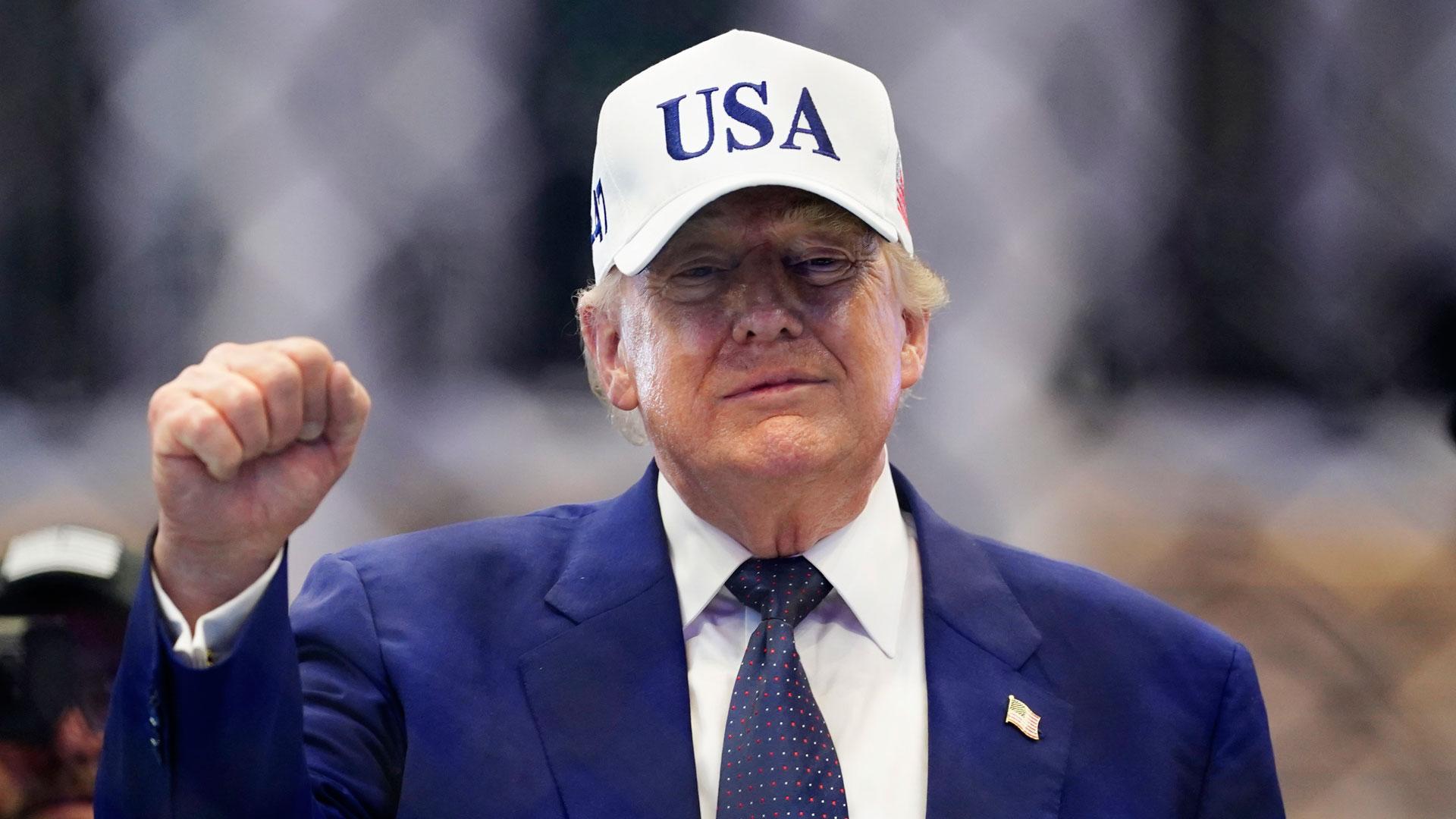 El presidente Donald Trump hace un gesto con el puño durante la celebración de su 80 cumpleaños en la Casa Blanca
