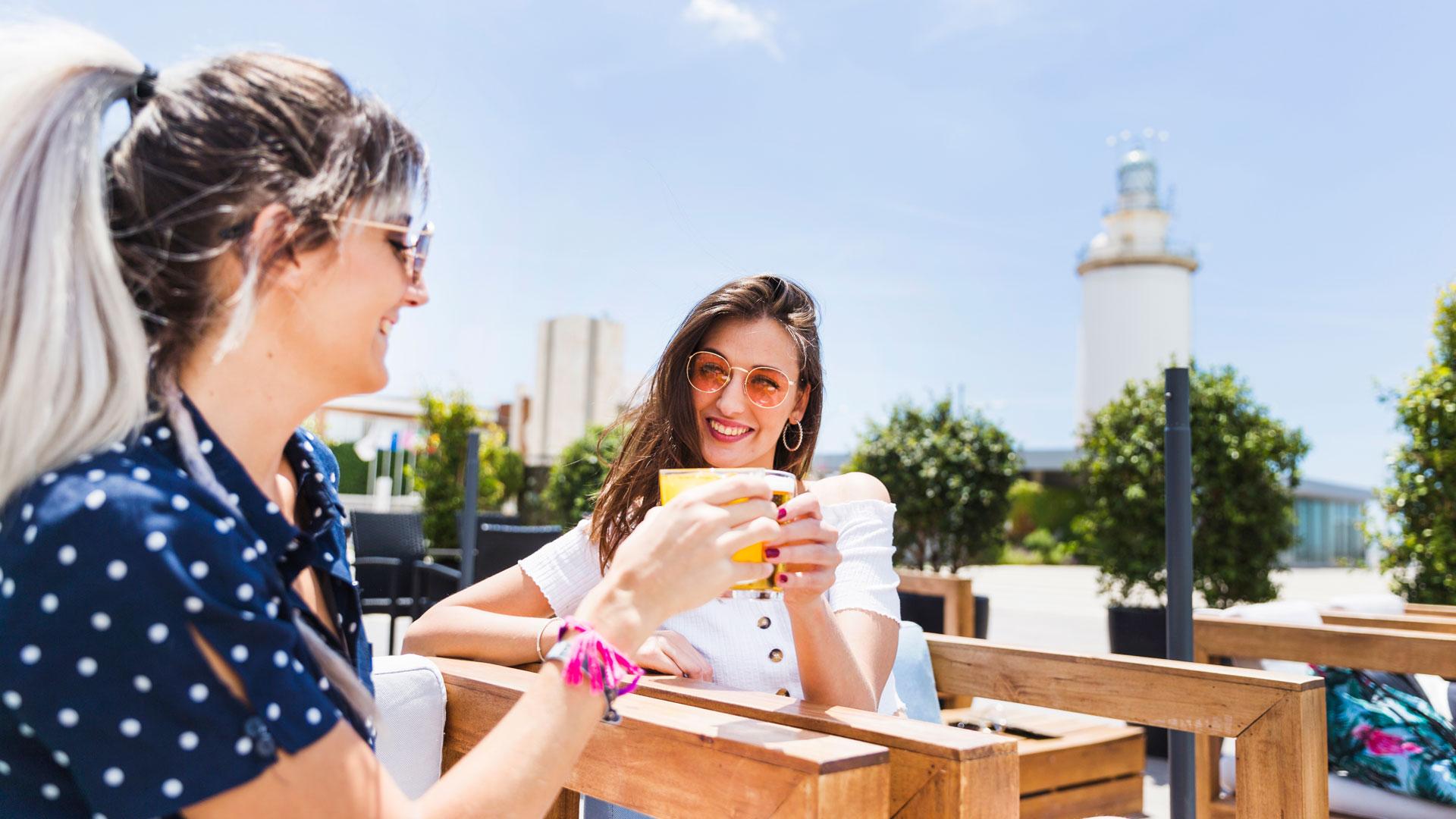 Dos mujeres disfrutando del fin de semana en una terraza