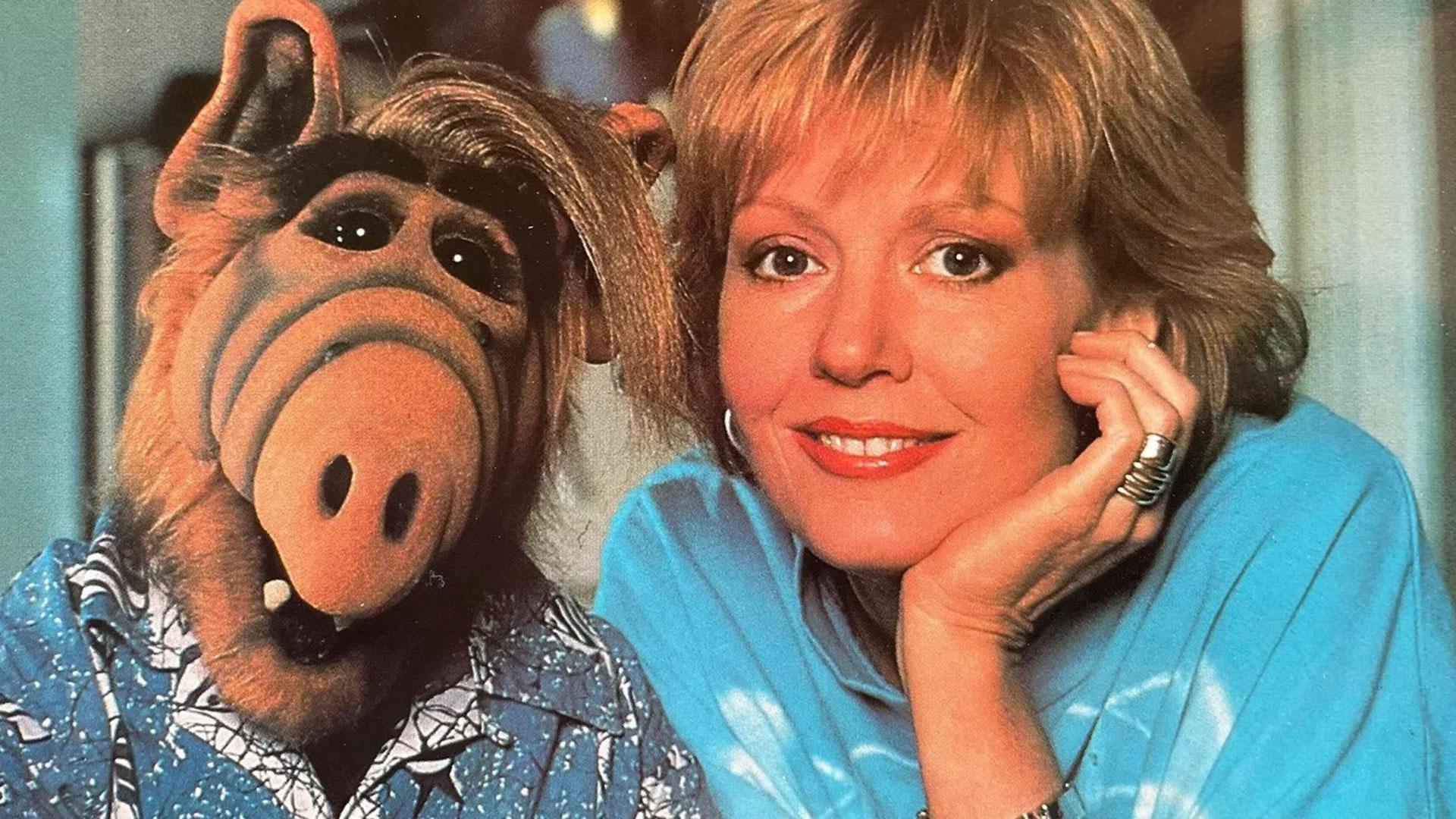 La actriz Anne Schedeen junto al personaje de 'Alf'