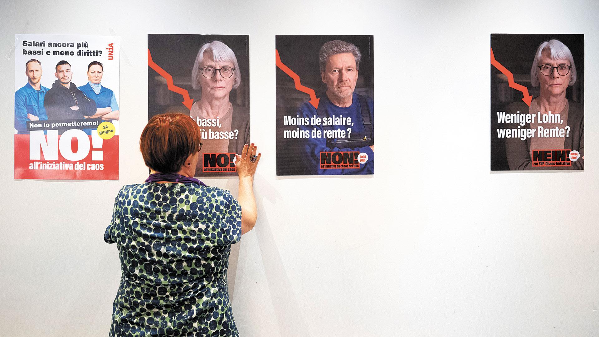 Natalie Imboden, exintegrante del Consejo Nacional de Suiza, coloca en Berna carteles en diferentes idiomas contra la iniciativa del SVP