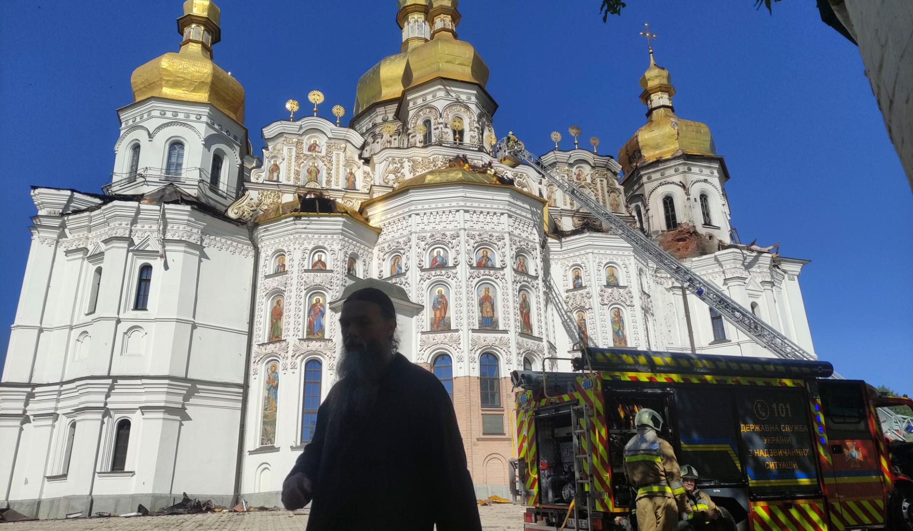 Cúpulas dañadas en la catedral de la Dormición de Kiev