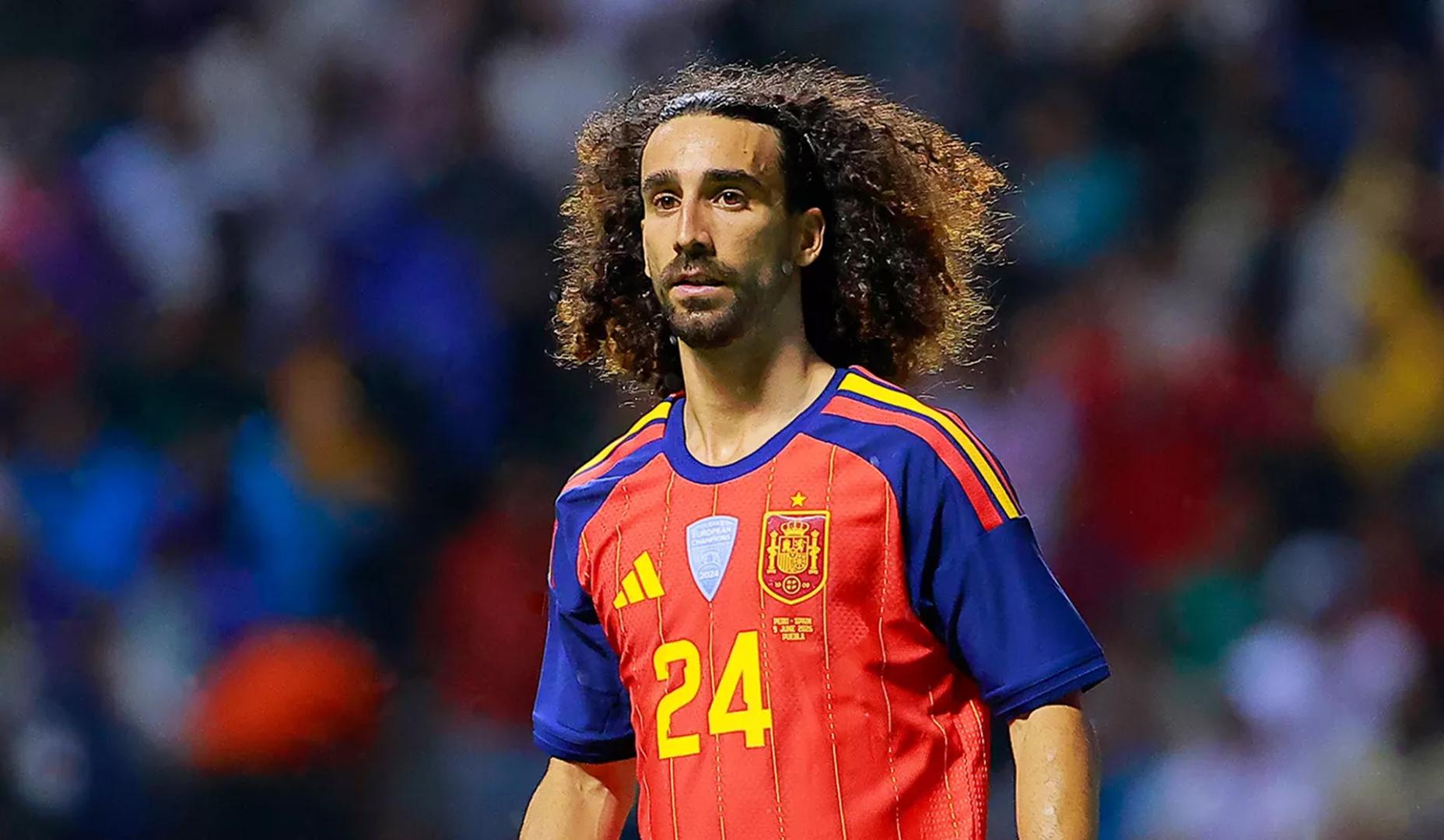 Marc Cucurella con la camiseta de la selección española