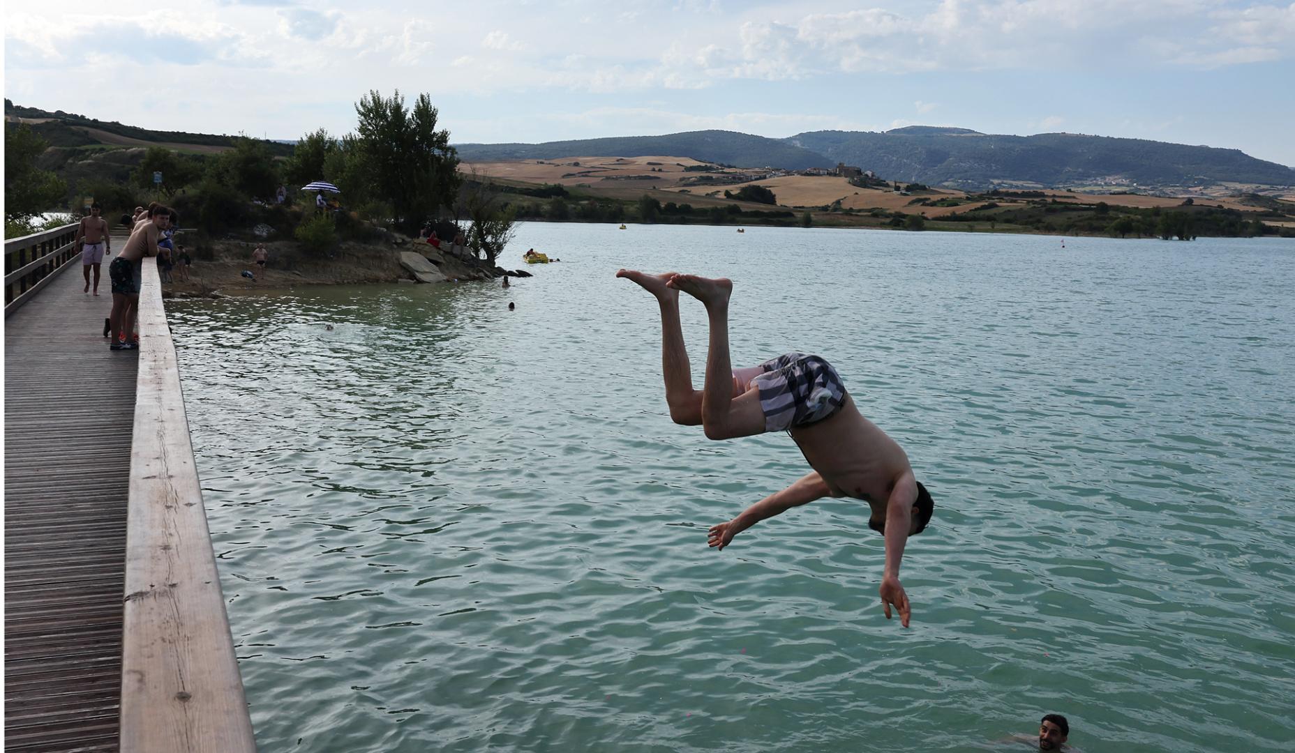 Bañistas en el embalse de Alloz