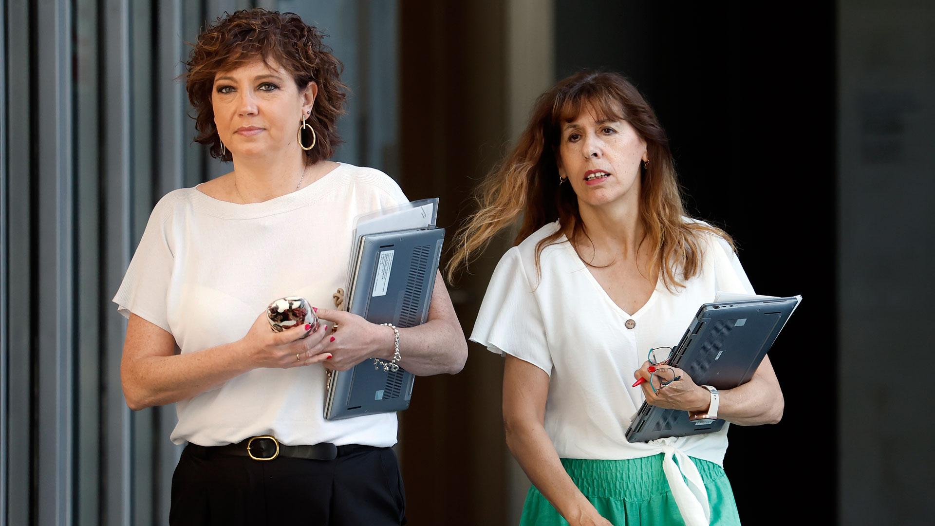 Las portavoces del PSN Ainhoa Unzu (i) y Maite Esporrin, acuden a la reunión de este lunes de la Mesa y Junta de Portavoces del Parlamento de Navarra