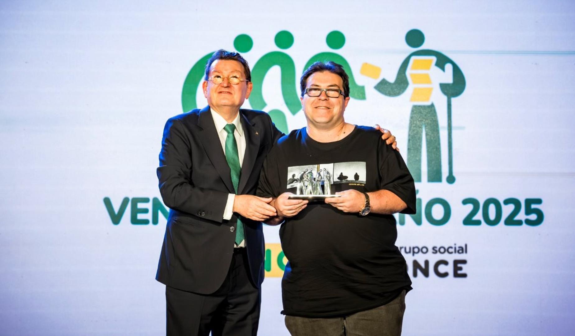Ismael Parrizas recibe su reconocimiento en la gala de la ONCE