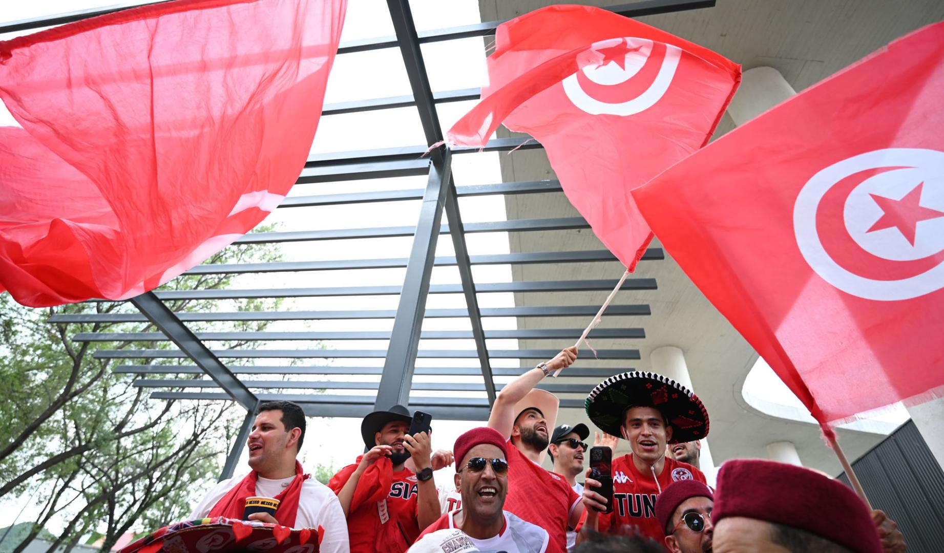 Aficionados de Túnez animan a su selección antes del partido ante Suecia