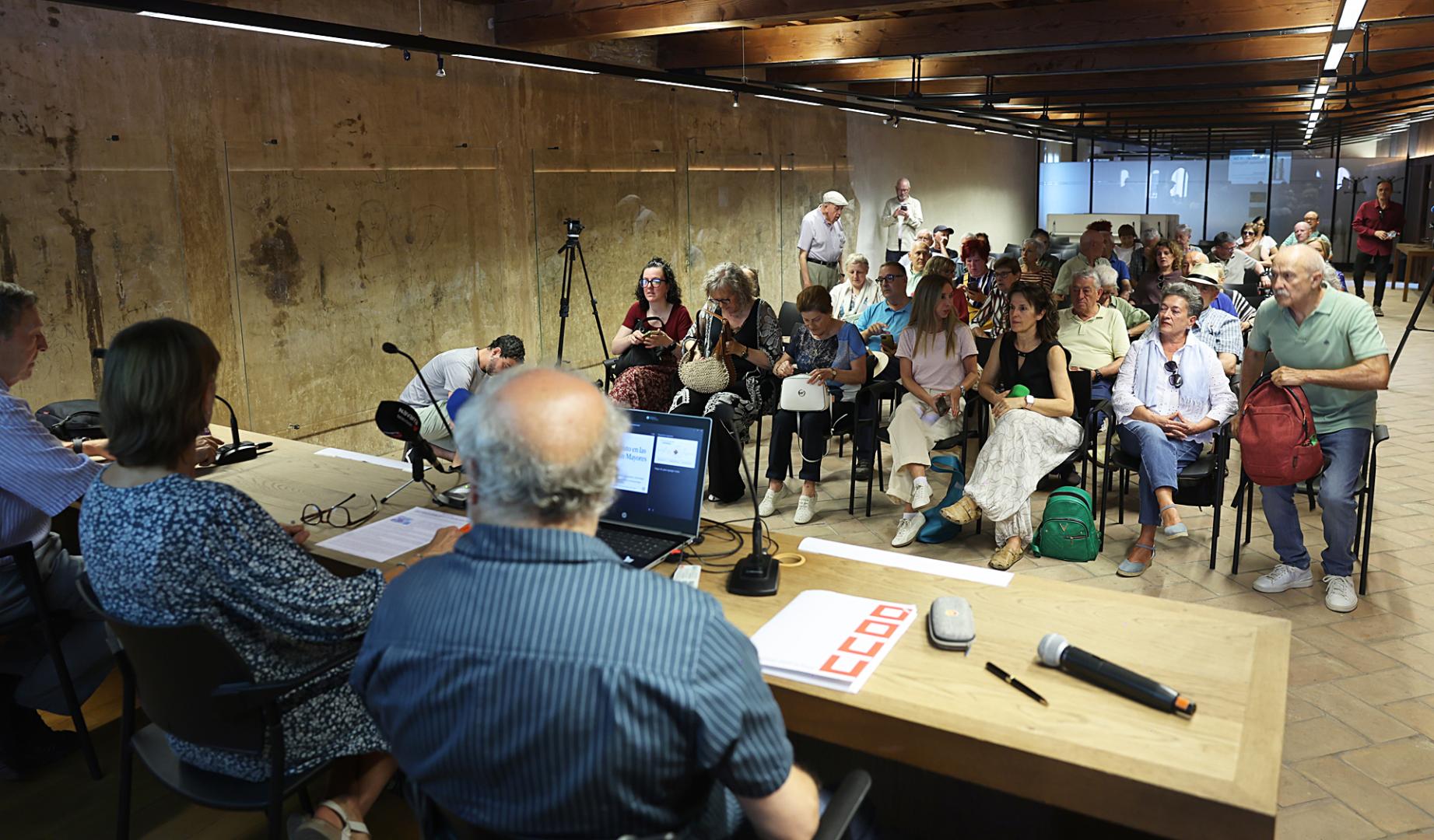 Público asistente a la charla-coloquio sobre el maltrato a las personas mayores organizada en Pamplona por la plataforma 'Mayores frente a la crisis'
