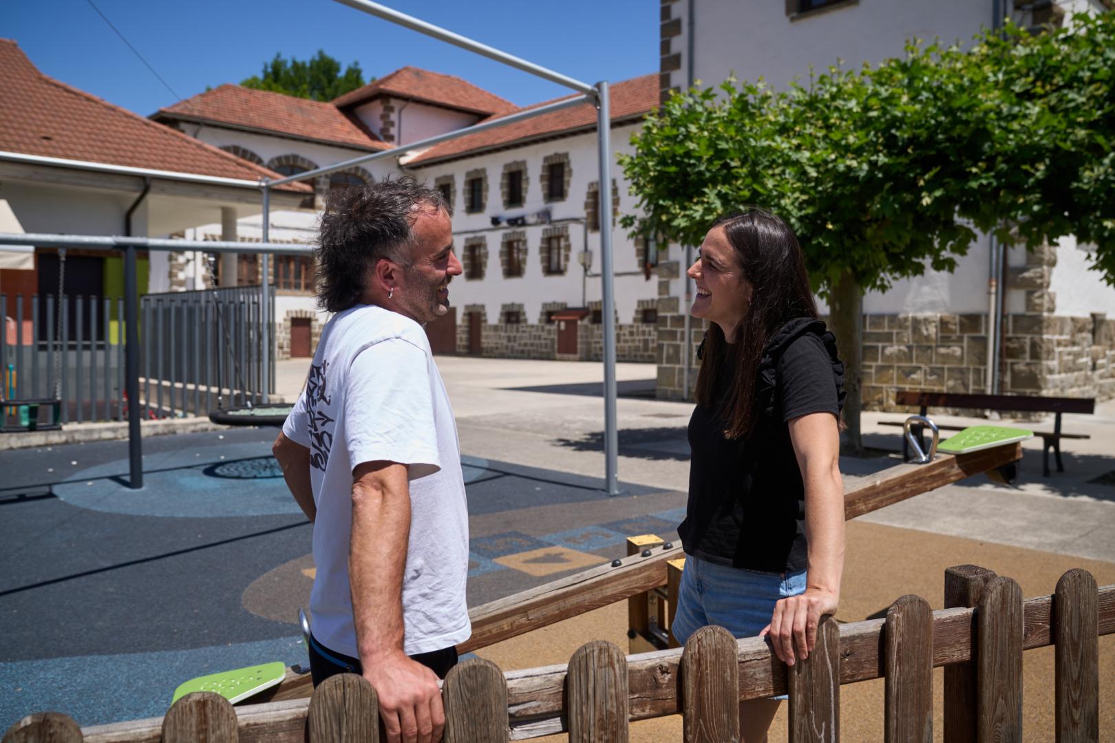 Pablo Mikeleiz Compains, alcalde de Ezcároz, conversa con la vecina Maia Ederra Barber