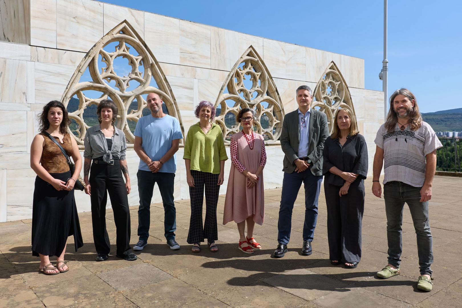 Sara Losua, Silvia Ayerra y Mikel Belascoain; la consejera Rebeca Esnaola; Mercedes Jover, directora del Museo de Navarra; el director general de Cultura, Ignacio Apezteguía; Susana Irigaray, directora del Servicio de Museos; y Mikel Urrutia, de Hutsun Txalaparta
