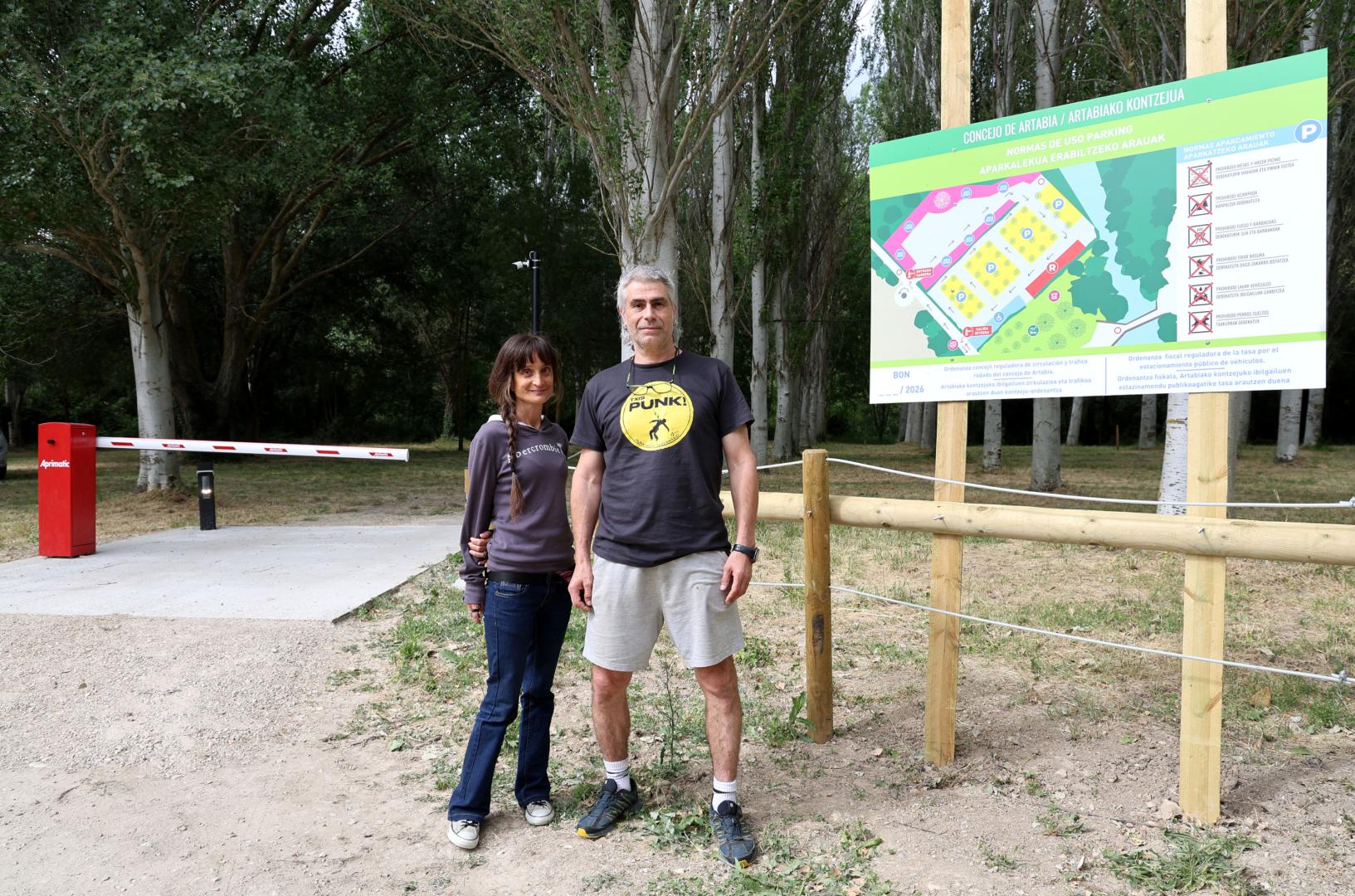 El presidente del concejo, Óscar Oliván, y Gemma Martínez, compañera de junta, en la zona de acceso al parking con el nuevo sistema de barreras.
