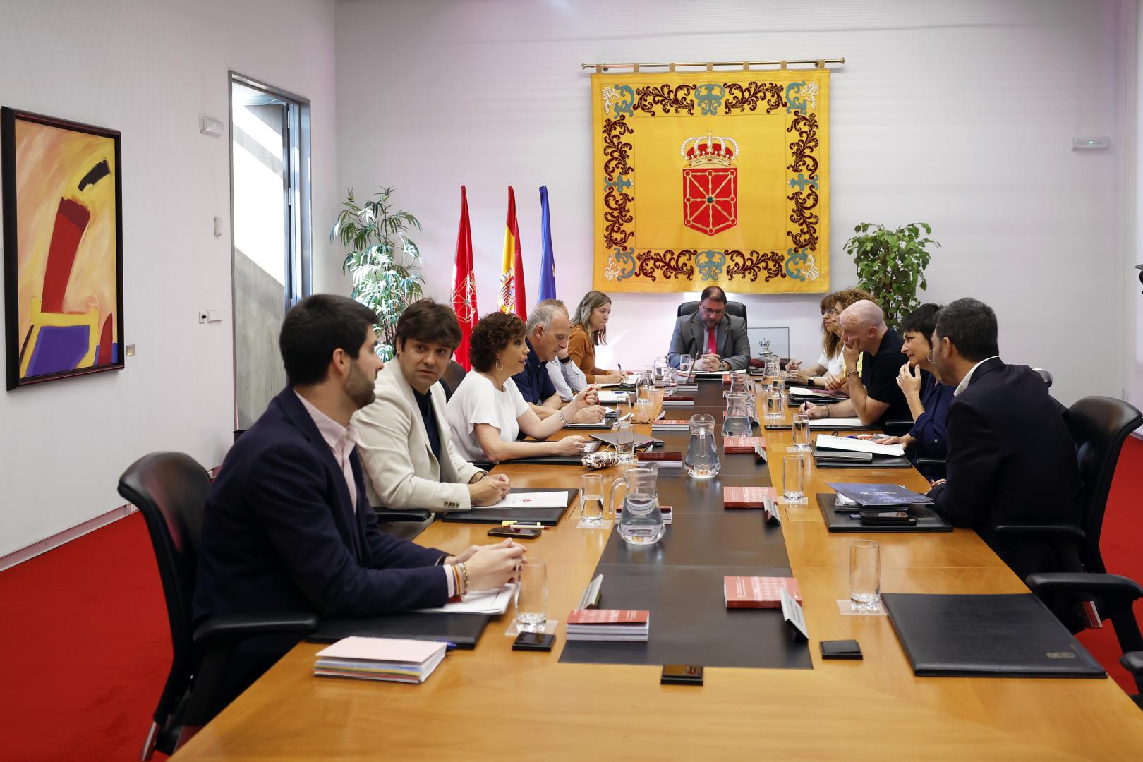 Los miembros de la Mesa y Junta de Portavoces del Parlamento de Navarra, durante su reunión de este lunes 15 de junio