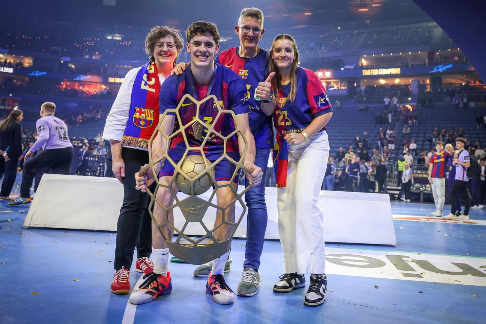 El sangüesino Adrián Sola Basterra, en Colonia con su madre Cristina, su padre Rodolfo, su hermana Mireia y el trofeo de campeón del máximo título continental por clubes.