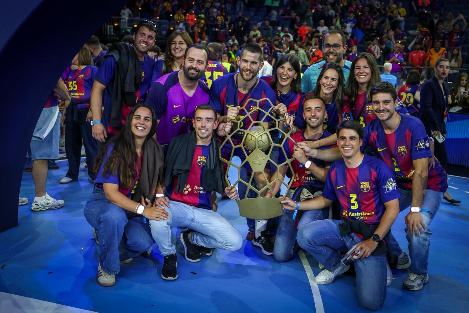 Antonio Bazán Legasa, rodeado de familiares y amigos en la pista del Lanxess Arena de Colonia