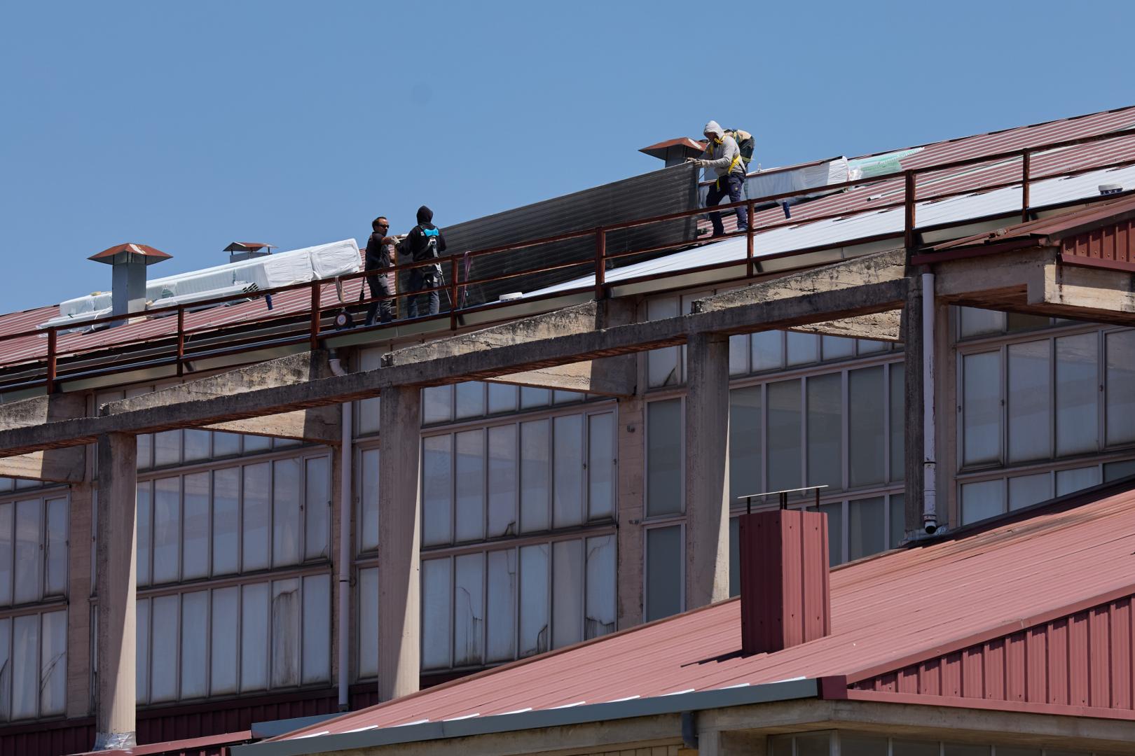 Un grupo de trabajadores en el tejado del Euskal Jai,