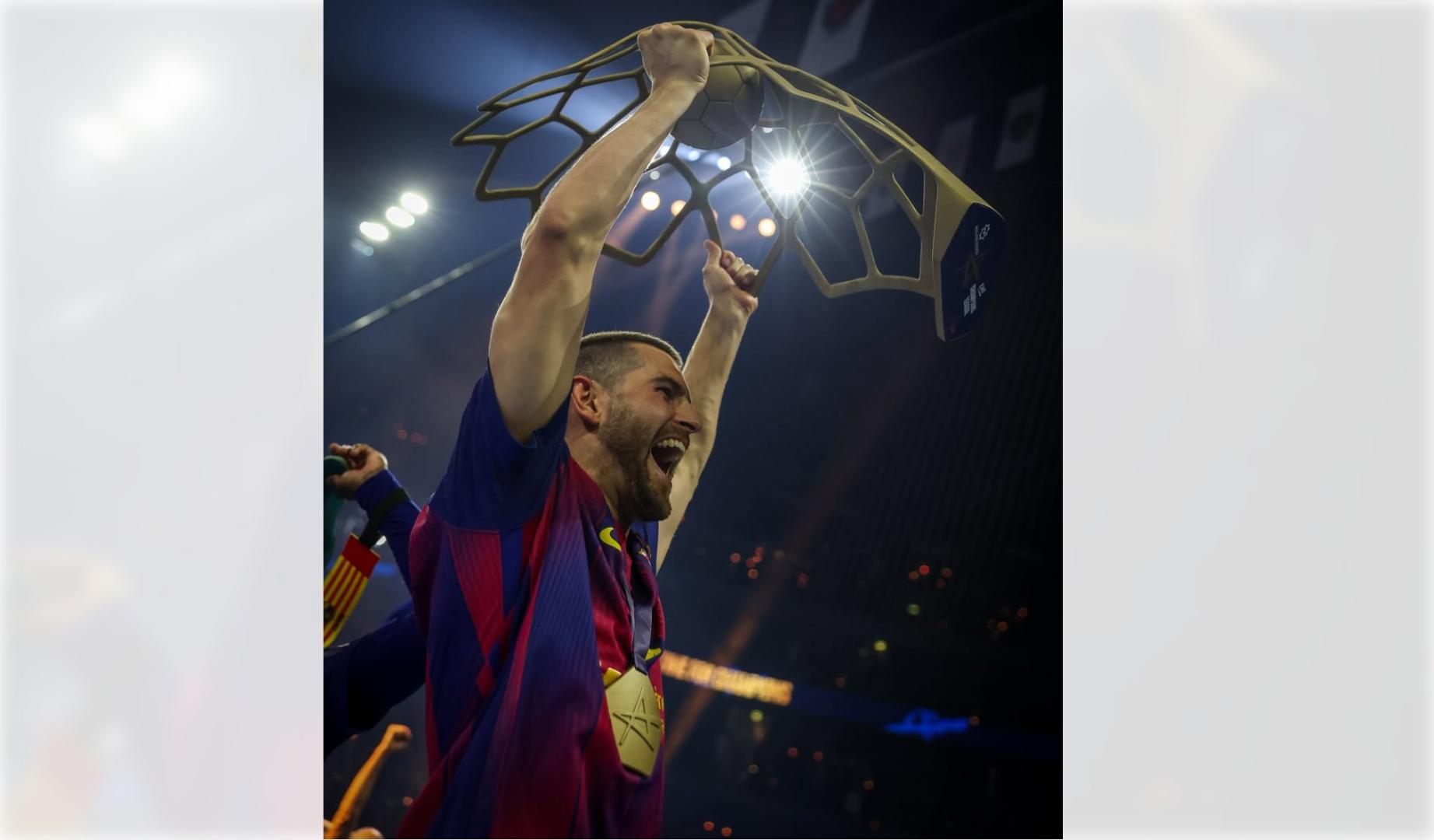 Antonio Bazán, pivote navarro del Barça, levantando el trofeo como campeón de la Liga de Campeones este pasado domingo 14 de junio en Colonia (Alemán)