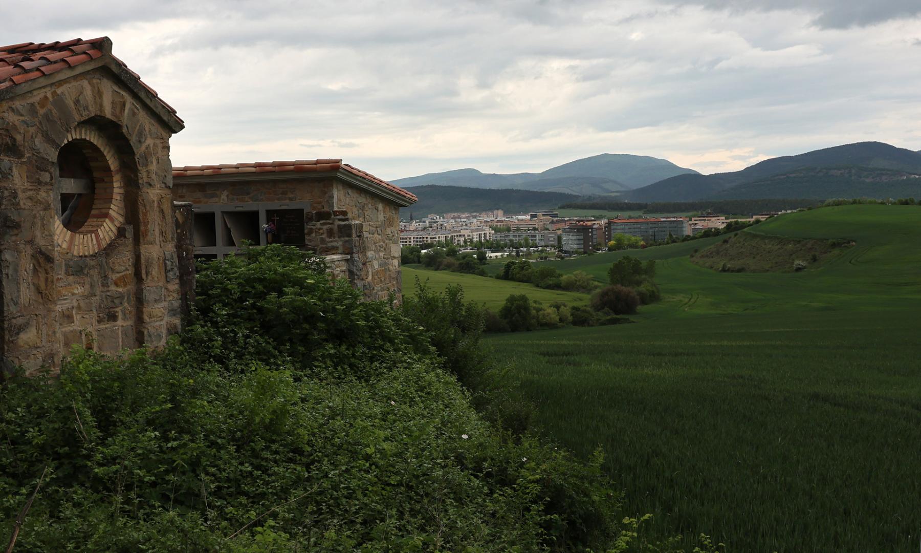 Vista de Sarriguren desde las inmediaciones del cementerio de Badostáin