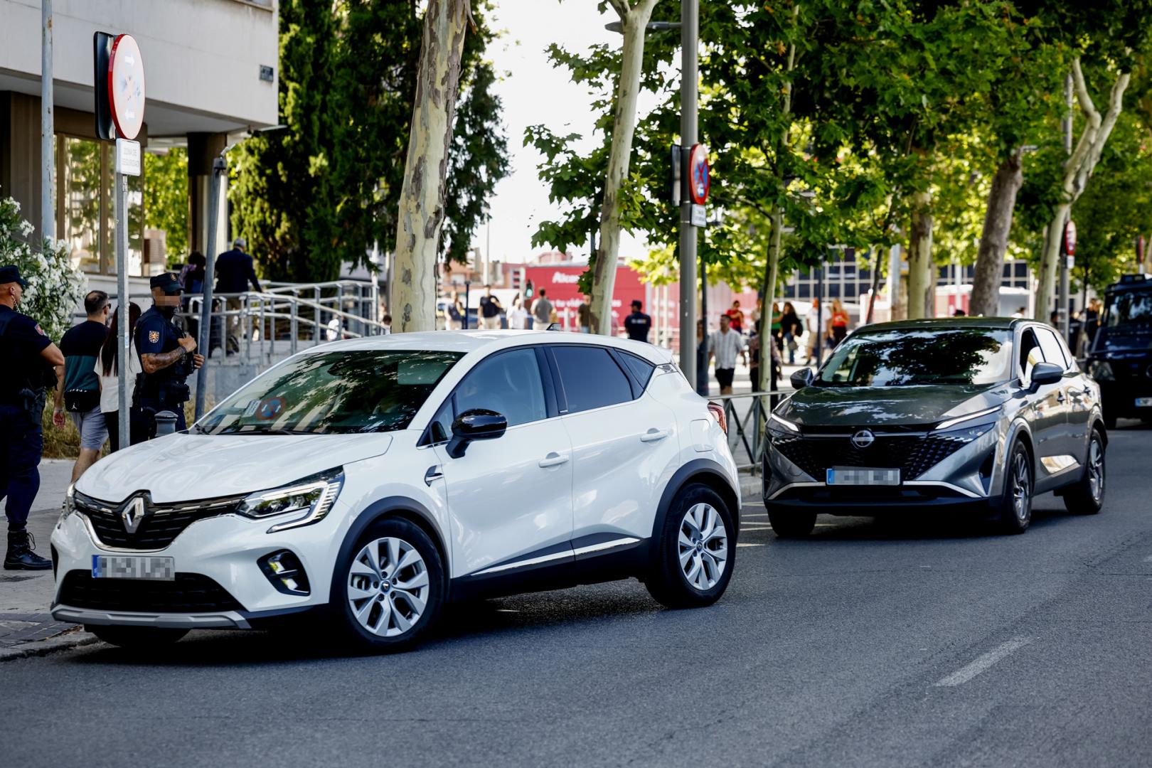 Dos coches acceden al garaje de los Juzgados de Plaza Castilla de Madrid. Begoña Gómez, mujer del presidente del Gobierno, estaba citada este 15 de junio por el juez Juan Carlos Peinado