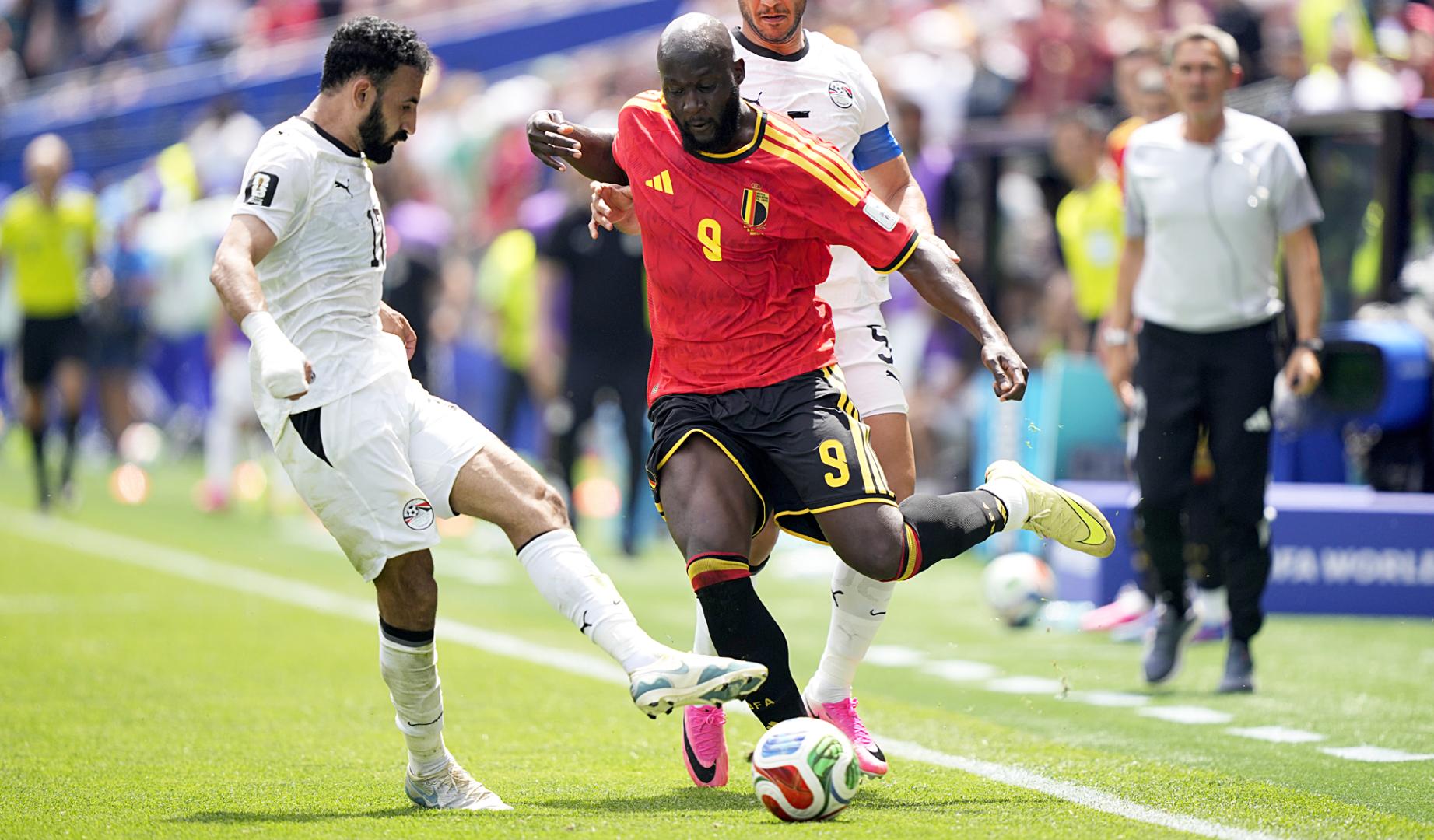 Romelu Lukaku encara al egipcio Mohanad Lasheen durante el encuentro