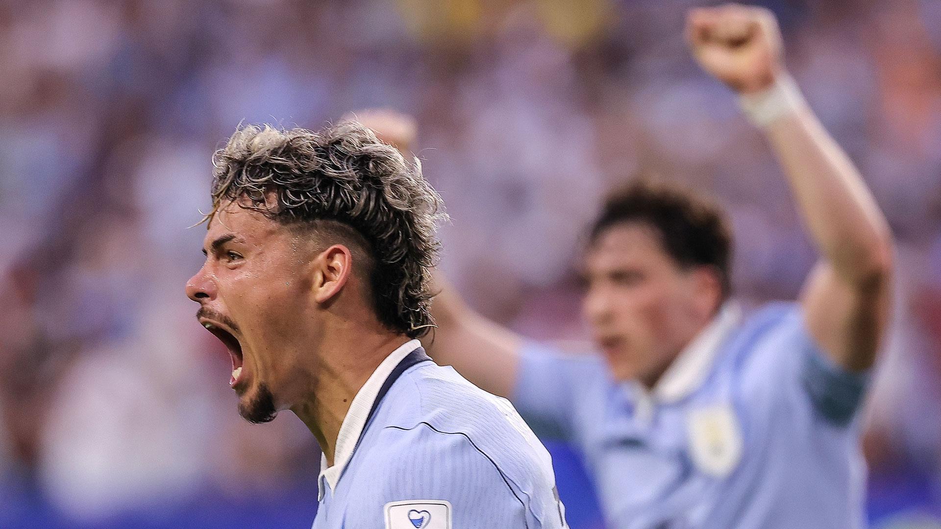Araujo celebra el gol del empate de Uruguay ante Arabia Saudí en el Mundial de Fútbol
