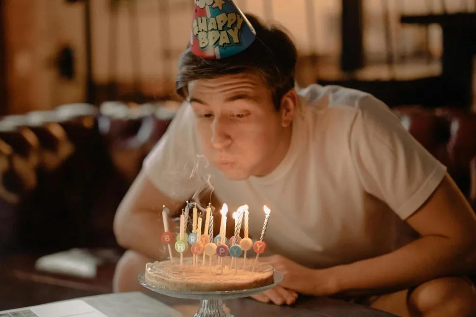 Joven celebrando su cumpleaños