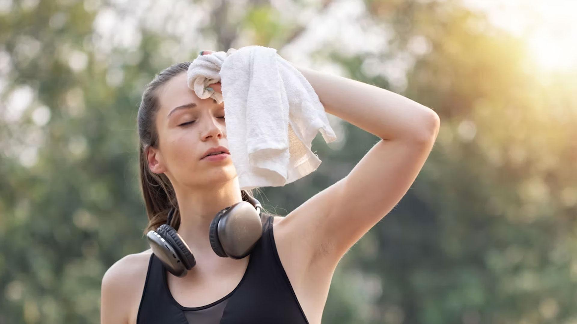 Una mujer haciendo deporte un día de mucho calor
