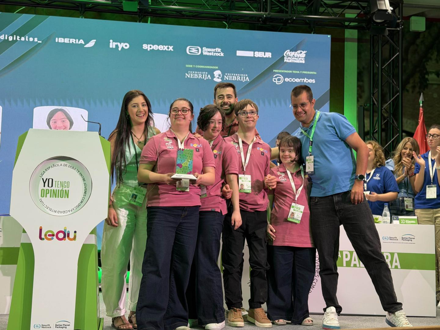El equipo de Down Navarra junto a su preparador Miguel Matellanes e Irene Alonso, profesional de la entidad