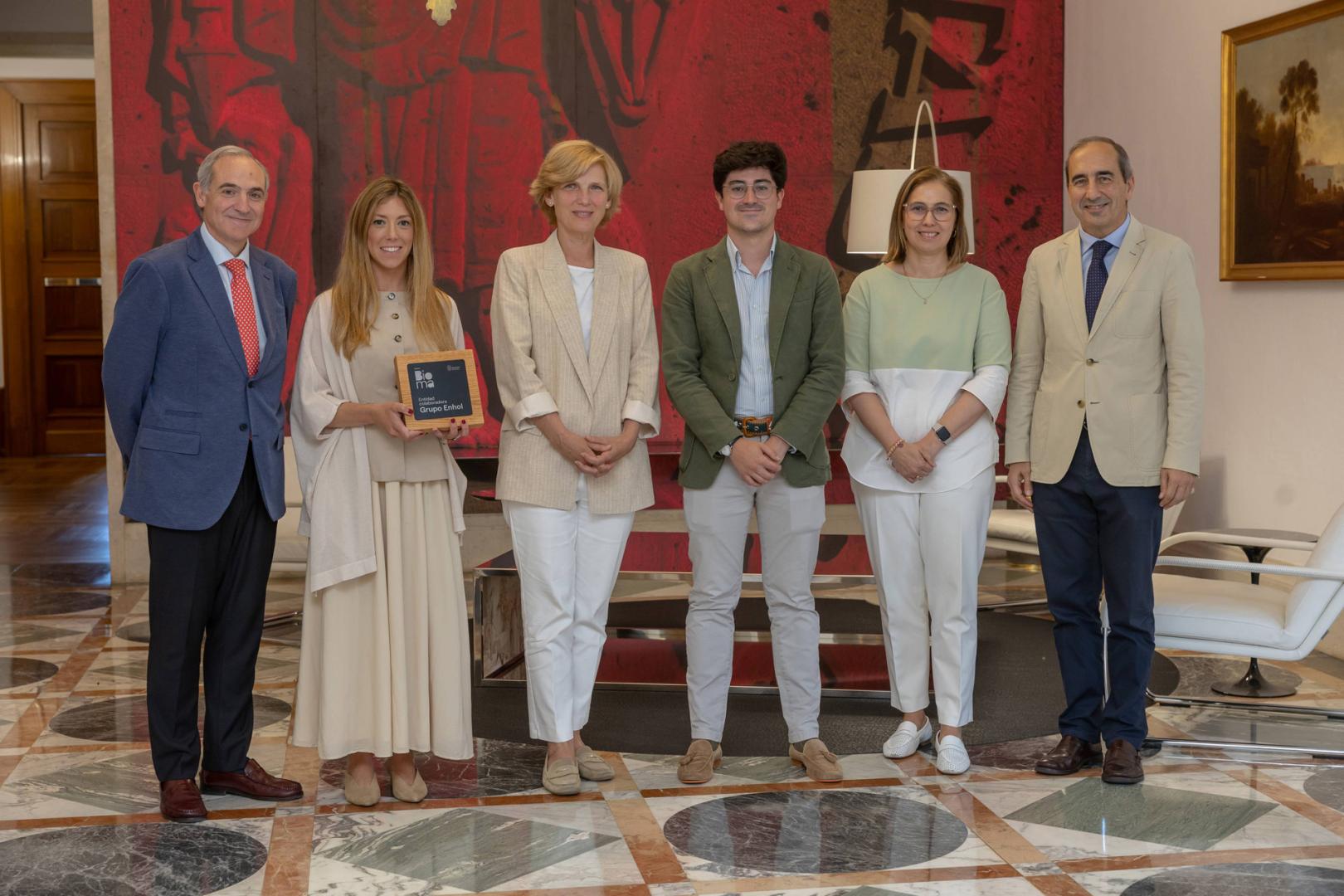 Roberto Bandrés (Asociación de Amigos), Natalia Oliver (Enhol), María Iraburu (rectora de la Universidad de Navarra), Mario Oliver (Enhol), Isabel Olloqui (Universidad de Navarra), Alfonso Sánchez-Tabernero (Asociación de Amigos)